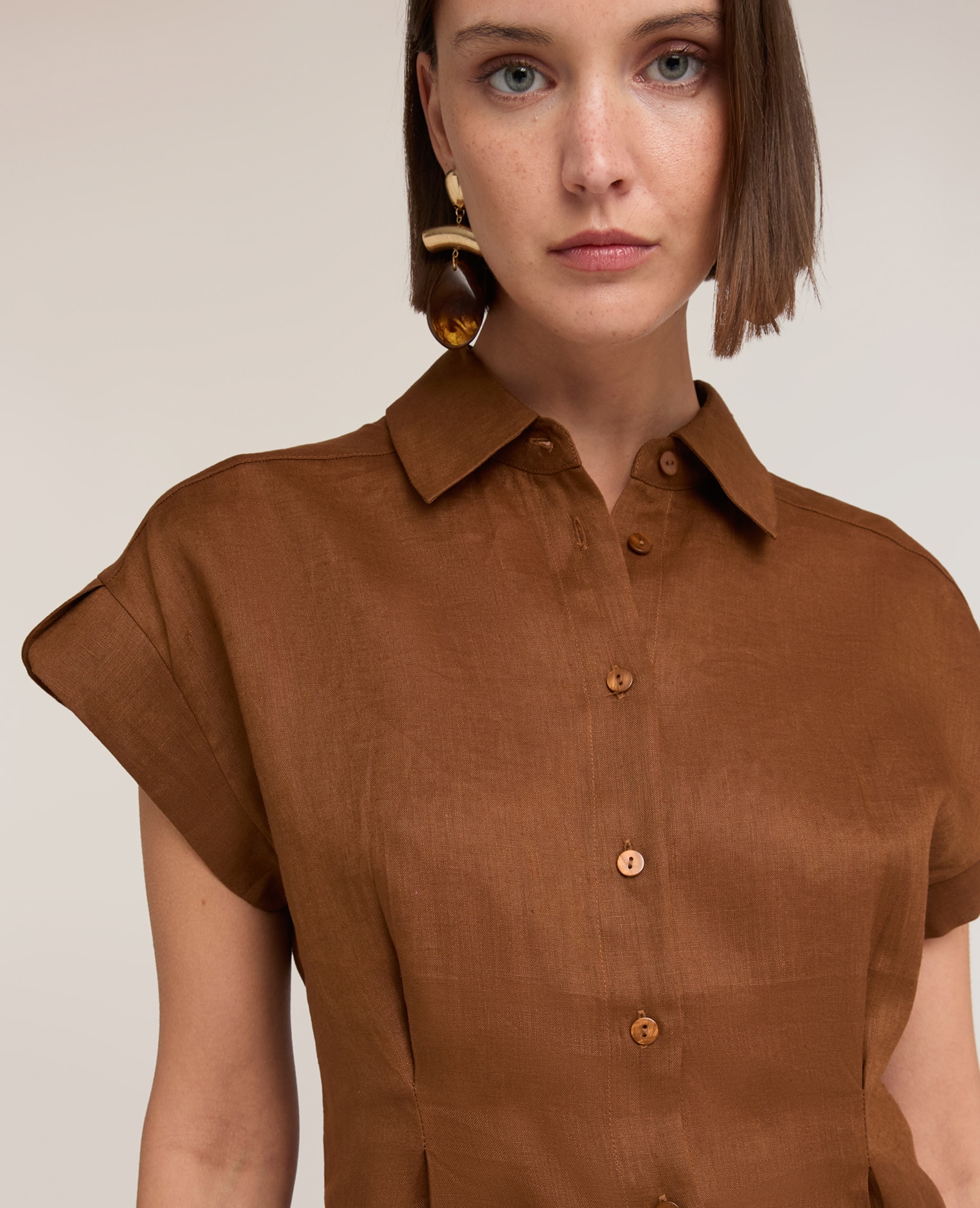 Camisa de mujer de lino con pliegues cierre con botones frontal pliegues en la parte posterior - Motivi - Marrón Marrón-4