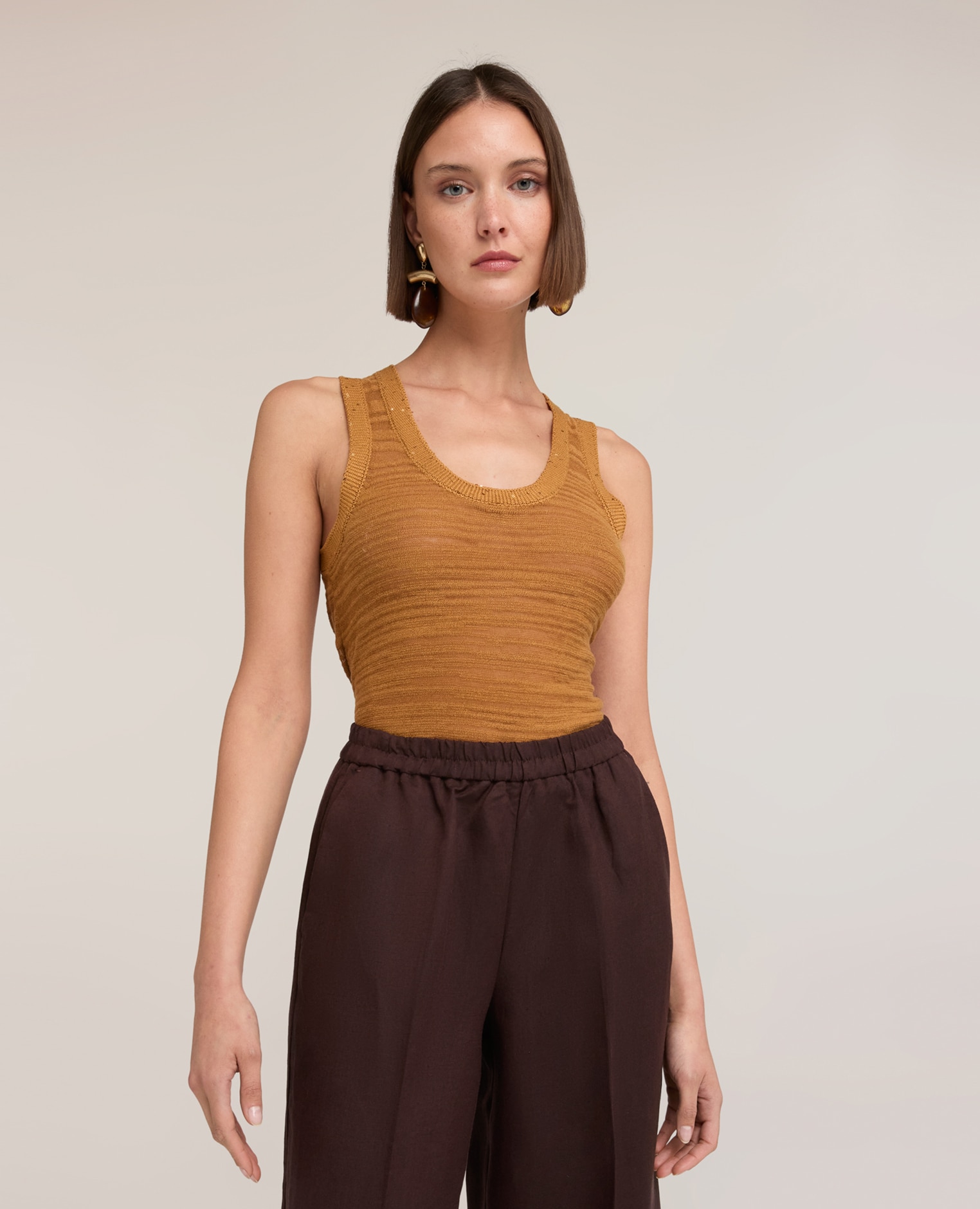 Top de mujer de punto con bordes de lentejuelas escote redondo y bordes bordados con micro lentejuelas - Motivi - Amarillo Amarillo-1
