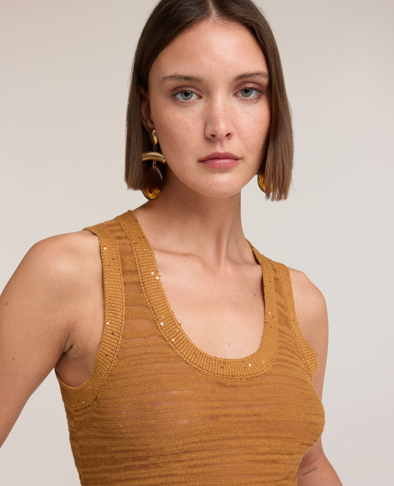 Top de mujer de punto con bordes de lentejuelas escote redondo y bordes bordados con micro lentejuelas - Motivi - Amarillo Amarillo-4