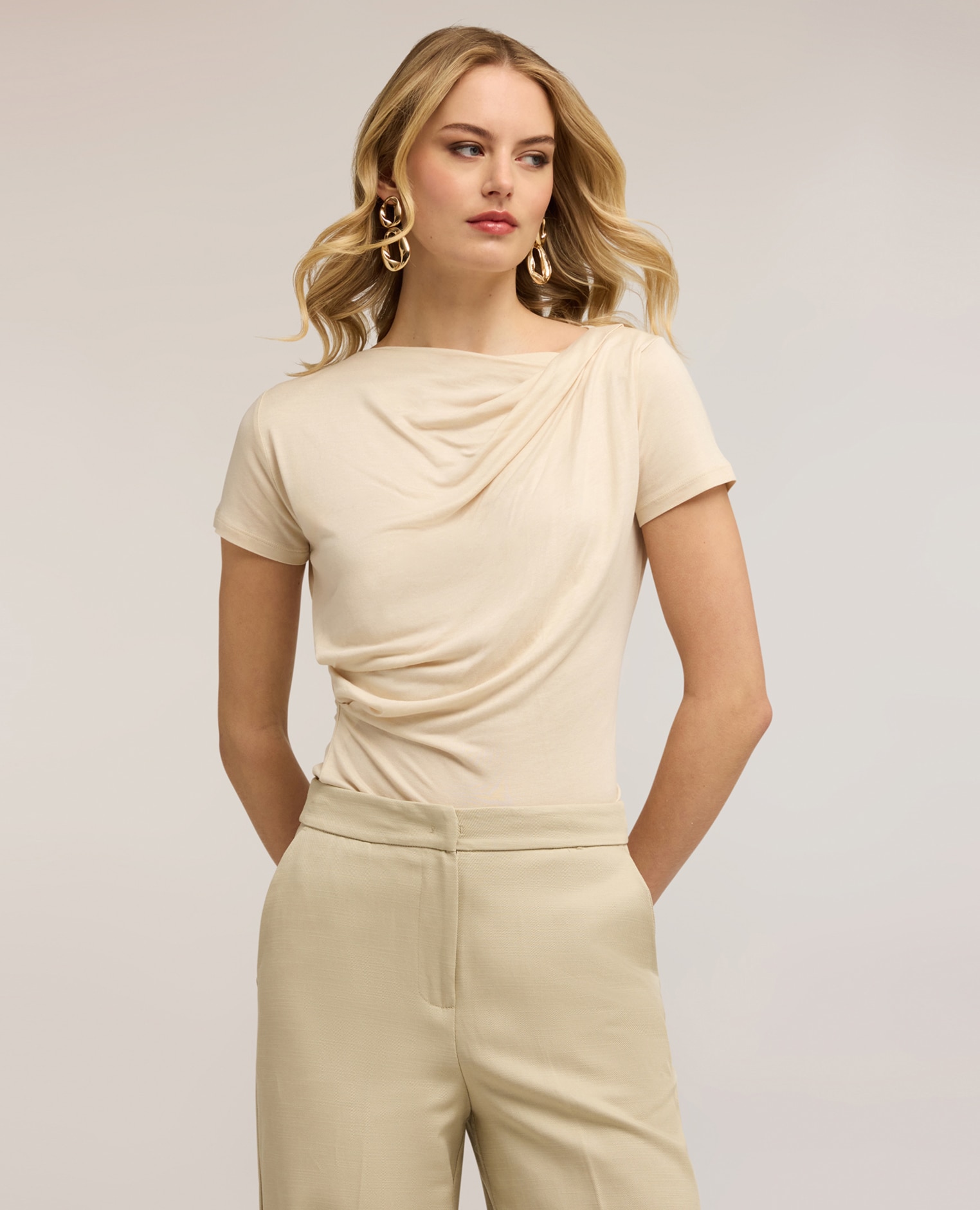 Motivi - Camiseta de mujer de jersey con drapeado ajuste entallado con drapeado frontal.