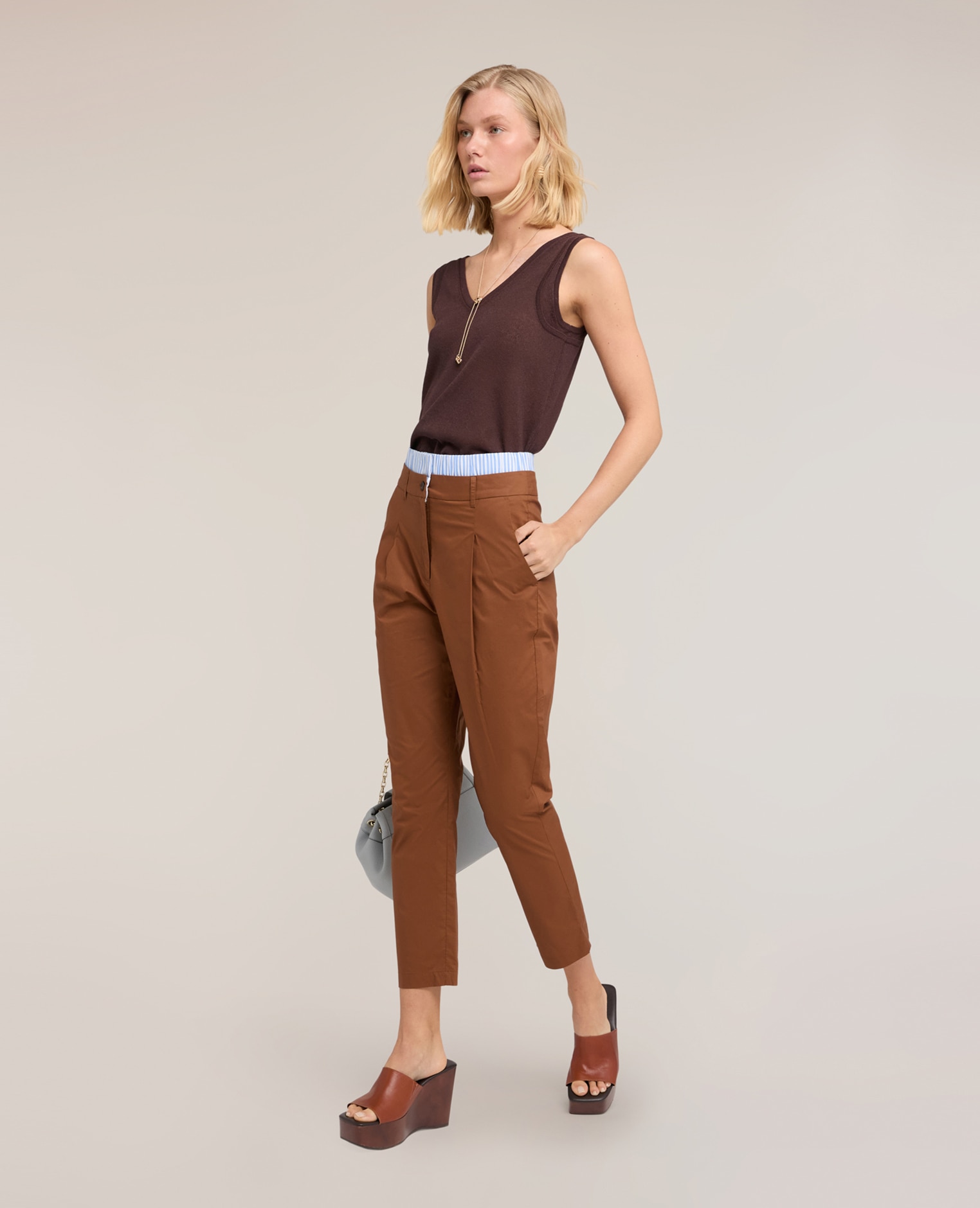 Pantalones de mujer carrot en tela de algodón talle alto con borde elástico en color contrastante cierre frontal con botón y cremallera - Motivi - Marrón Marrón-1