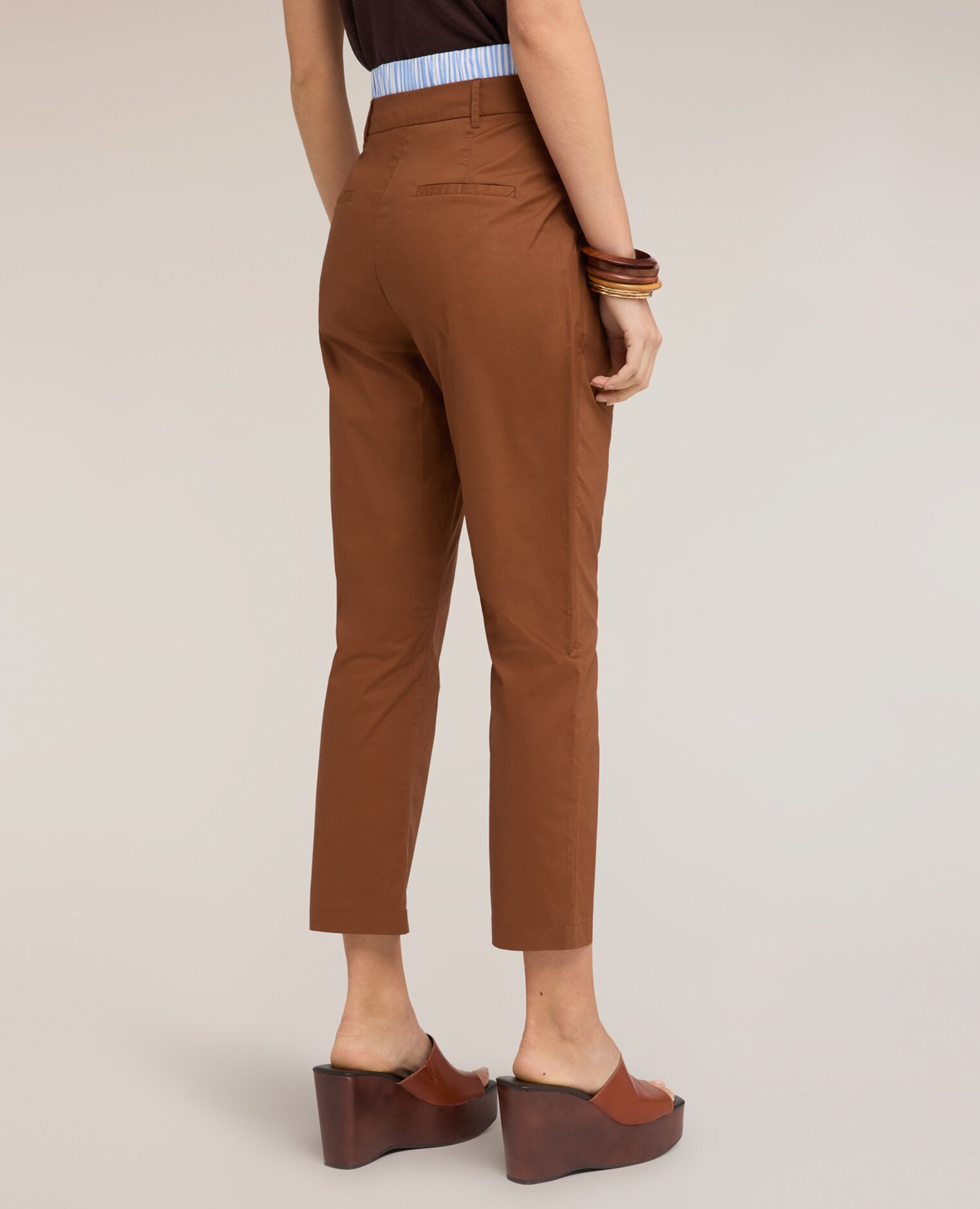 Pantalones de mujer carrot en tela de algodón talle alto con borde elástico en color contrastante cierre frontal con botón y cremallera - Motivi - Marrón Marrón-2