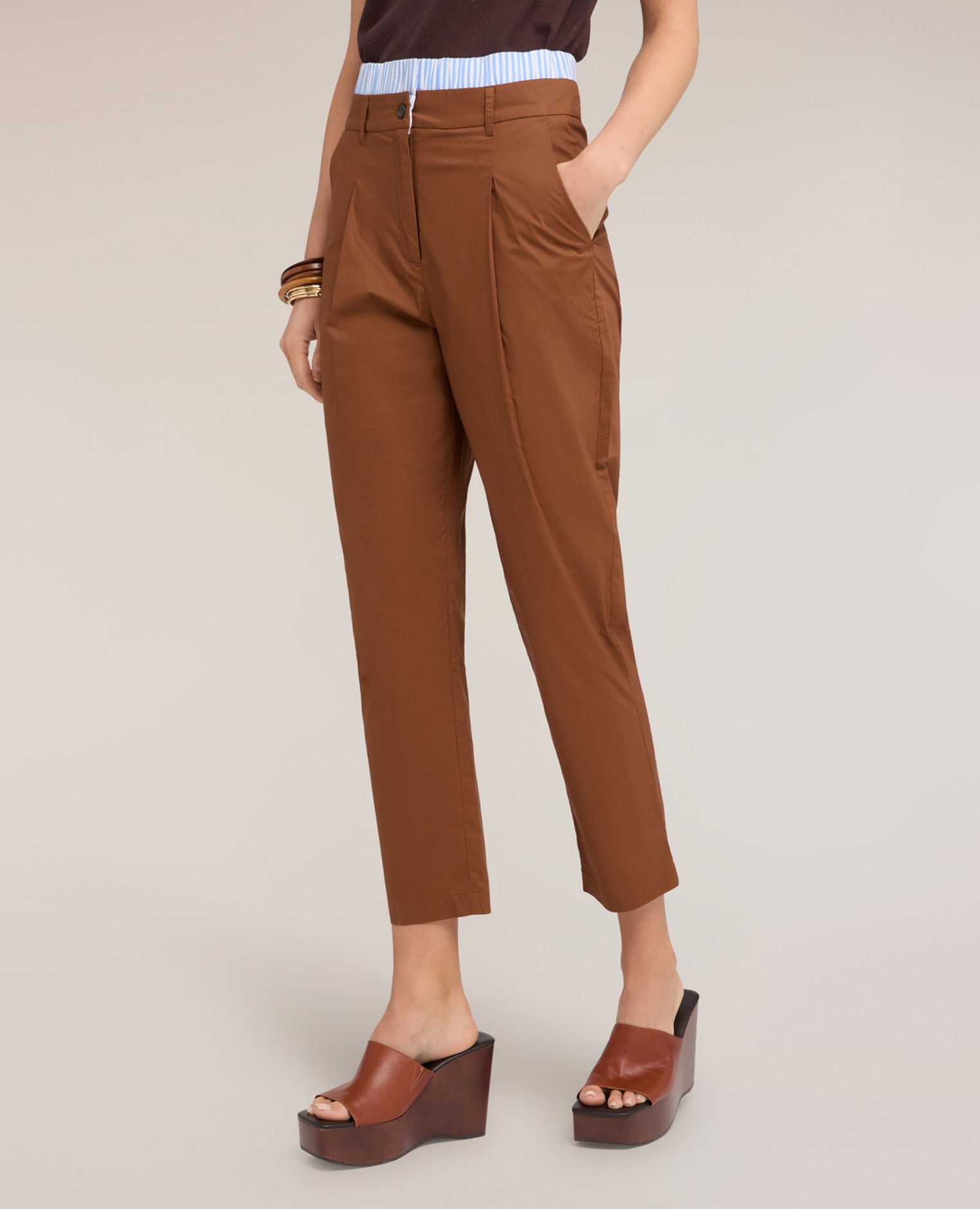 Pantalones de mujer carrot en tela de algodón talle alto con borde elástico en color contrastante cierre frontal con botón y cremallera - Motivi - Marrón Marrón-3