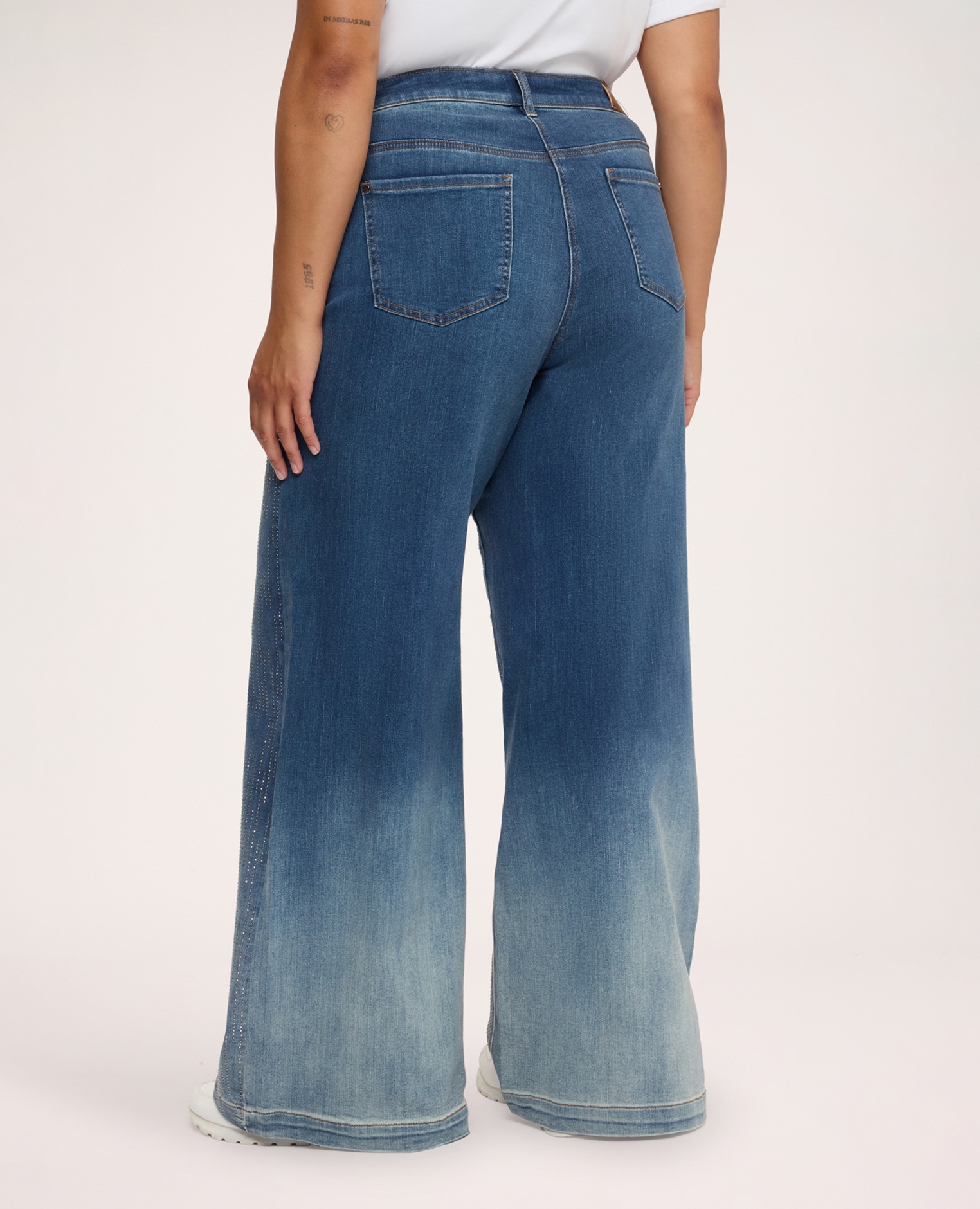 Jeans de mujer wide leg con lluvia de strass trabillas en la cintura cierre con botón y cremallera - Fiorella Rubino - Azul Azul-2