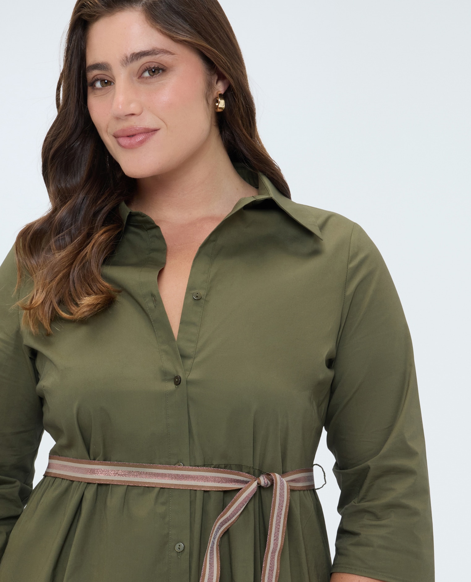 Vestido camisero power en viscosa cierre con botones en el frente y mangas de tres cuartos - Fiorella Rubino - Verde Verde-4