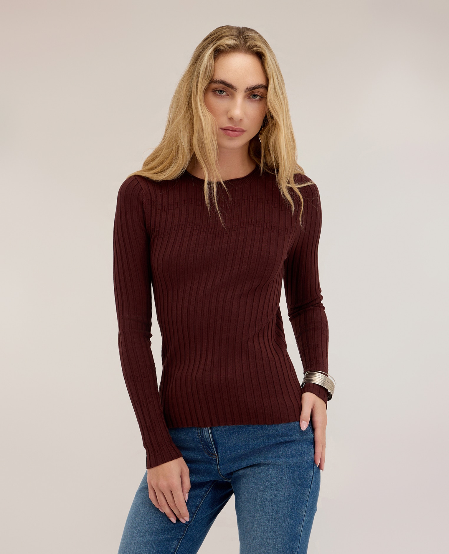 Jersey de mujer de canalé plano con puño acampanado ajuste entallado largo medio - Motivi - Marrón Marrón-1