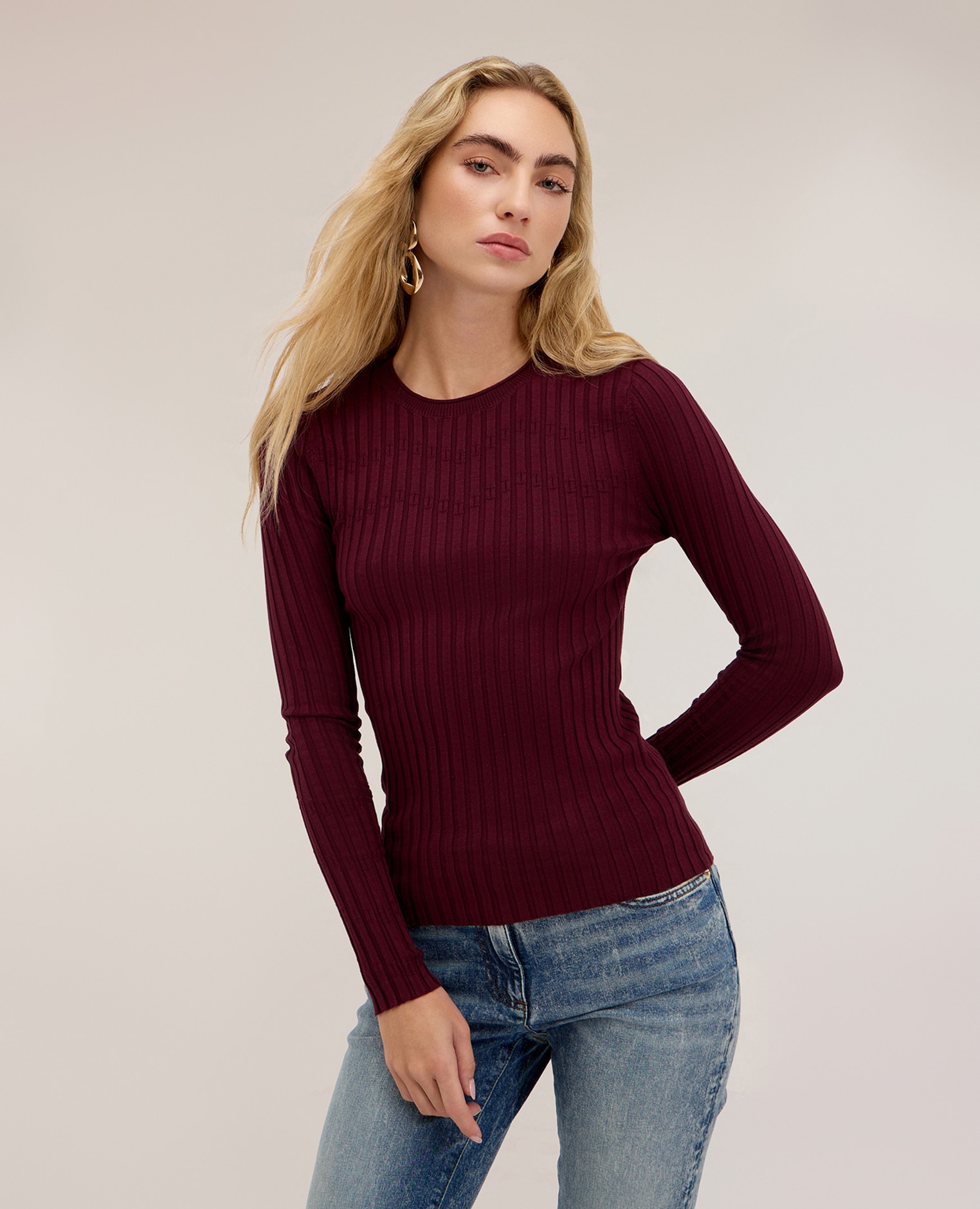 Imagen 0 de Jersey de mujer de canalé plano con puño acampanado ajuste entallado largo medio Burdeos
