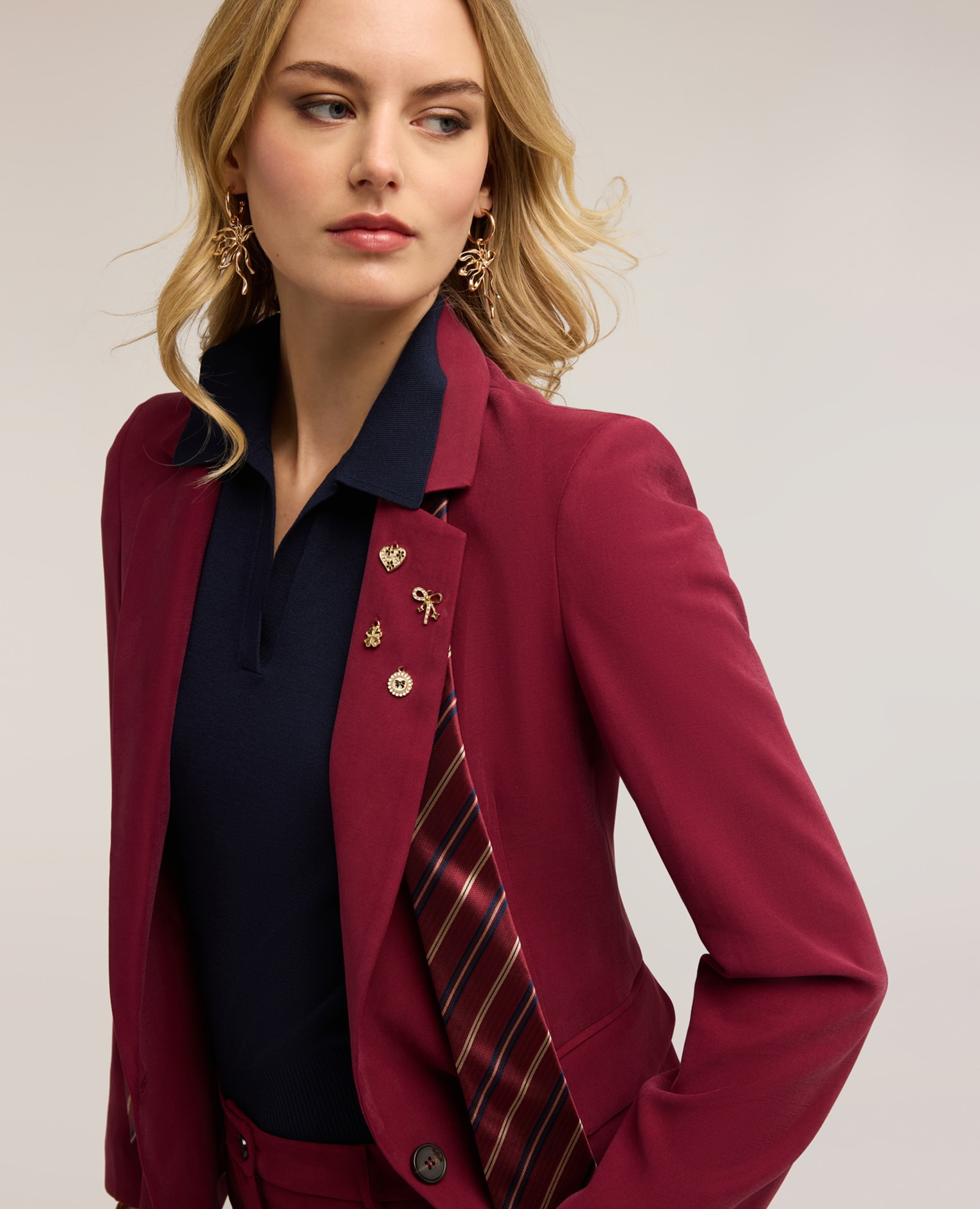Chaqueta de mujer con aplicaciones y corbata modelo de un botón - Motivi - Burdeos Burdeos-4