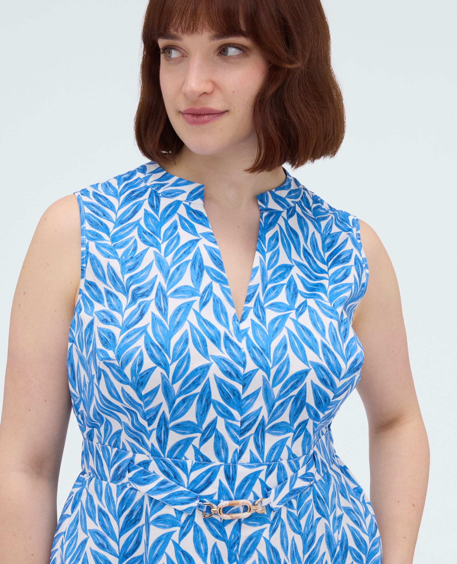 Vestido foliage largo de algodón escote en v y cinturón en la cintura con hebilla decorativa - Fiorella Rubino - Azul claro Azul claro-4