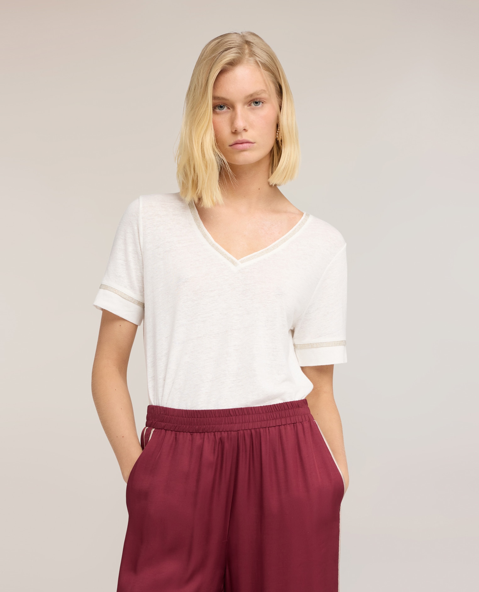 Motivi - Camiseta de mujer de mezcla de lino con perfiles color oro ajuste regular con escote en v.