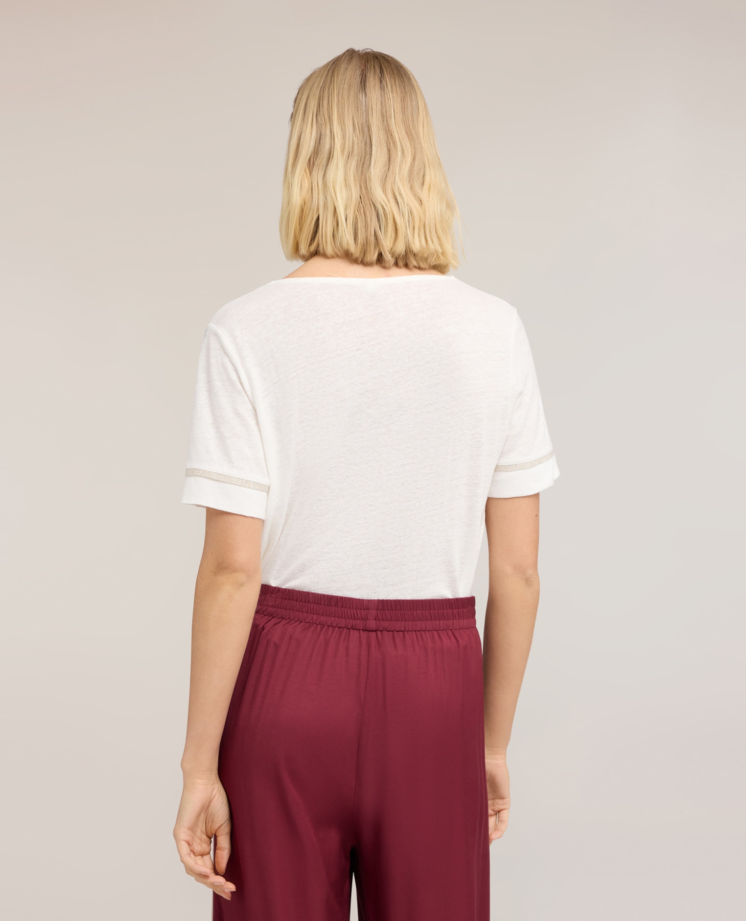 Camiseta de mujer de mezcla de lino con perfiles color oro ajuste regular con escote en v - Motivi - Blanco Blanco-2