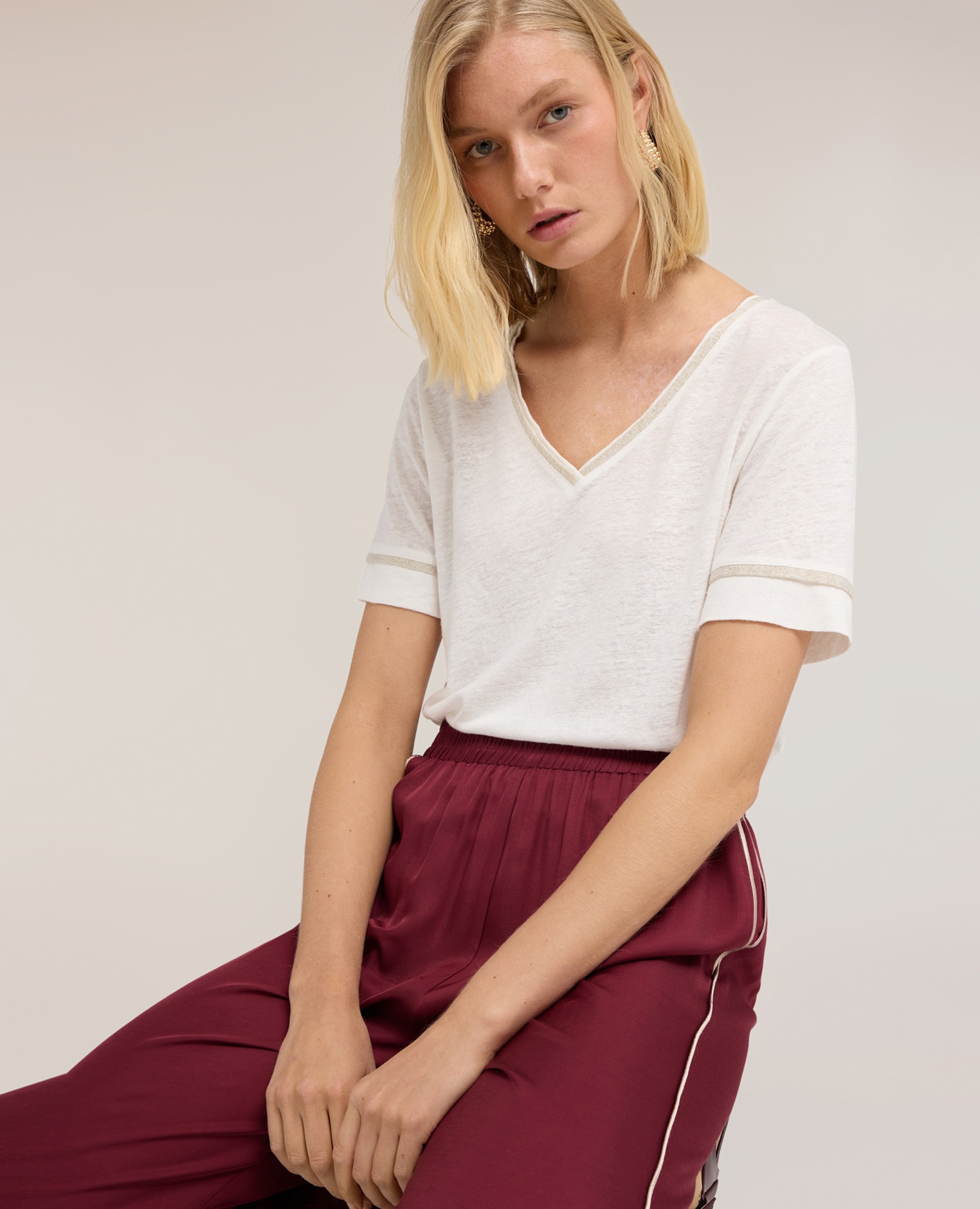 Camiseta de mujer de mezcla de lino con perfiles color oro ajuste regular con escote en v - Motivi - Blanco Blanco-4