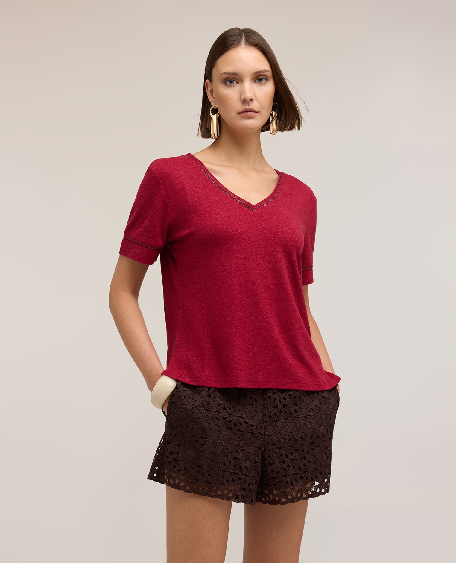 Camiseta de mujer de mezcla de lino con perfiles color oro ajuste regular con escote en v - Motivi - Rojo Rojo-1