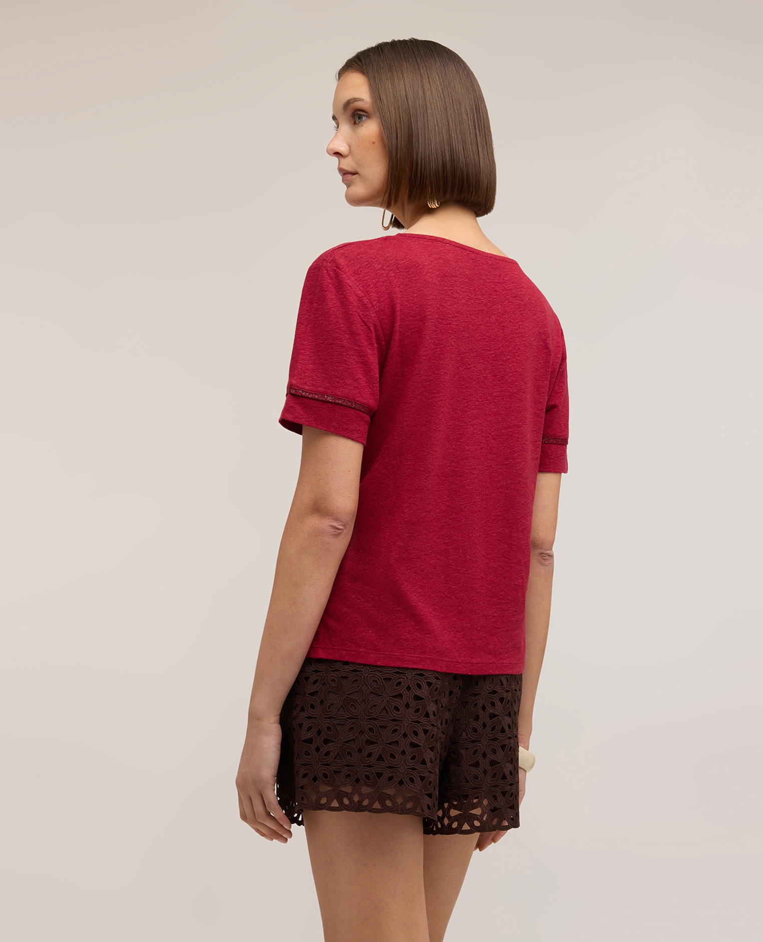 Camiseta de mujer de mezcla de lino con perfiles color oro ajuste regular con escote en v - Motivi - Rojo Rojo-2
