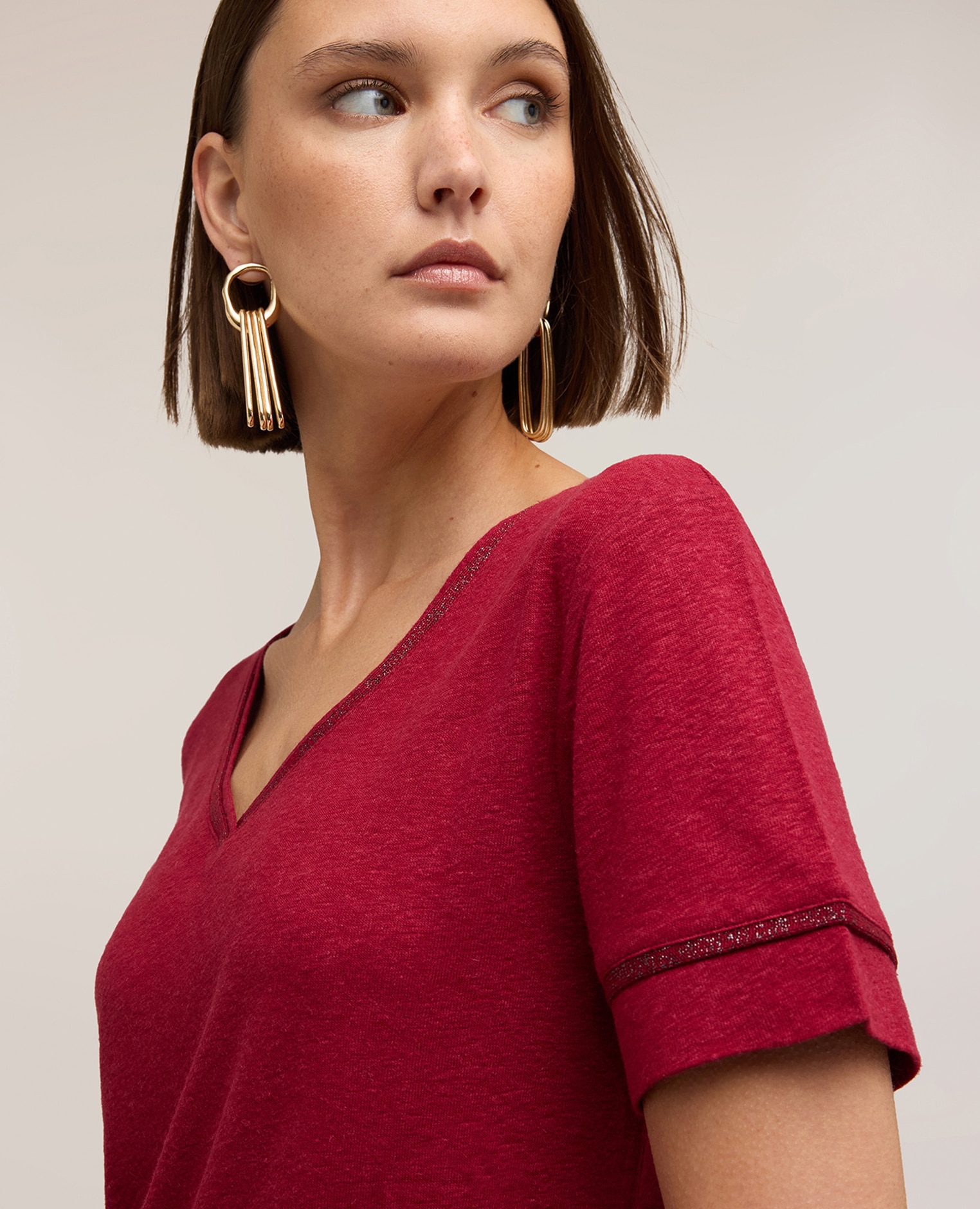 Camiseta de mujer de mezcla de lino con perfiles color oro ajuste regular con escote en v - Motivi - Rojo Rojo-4