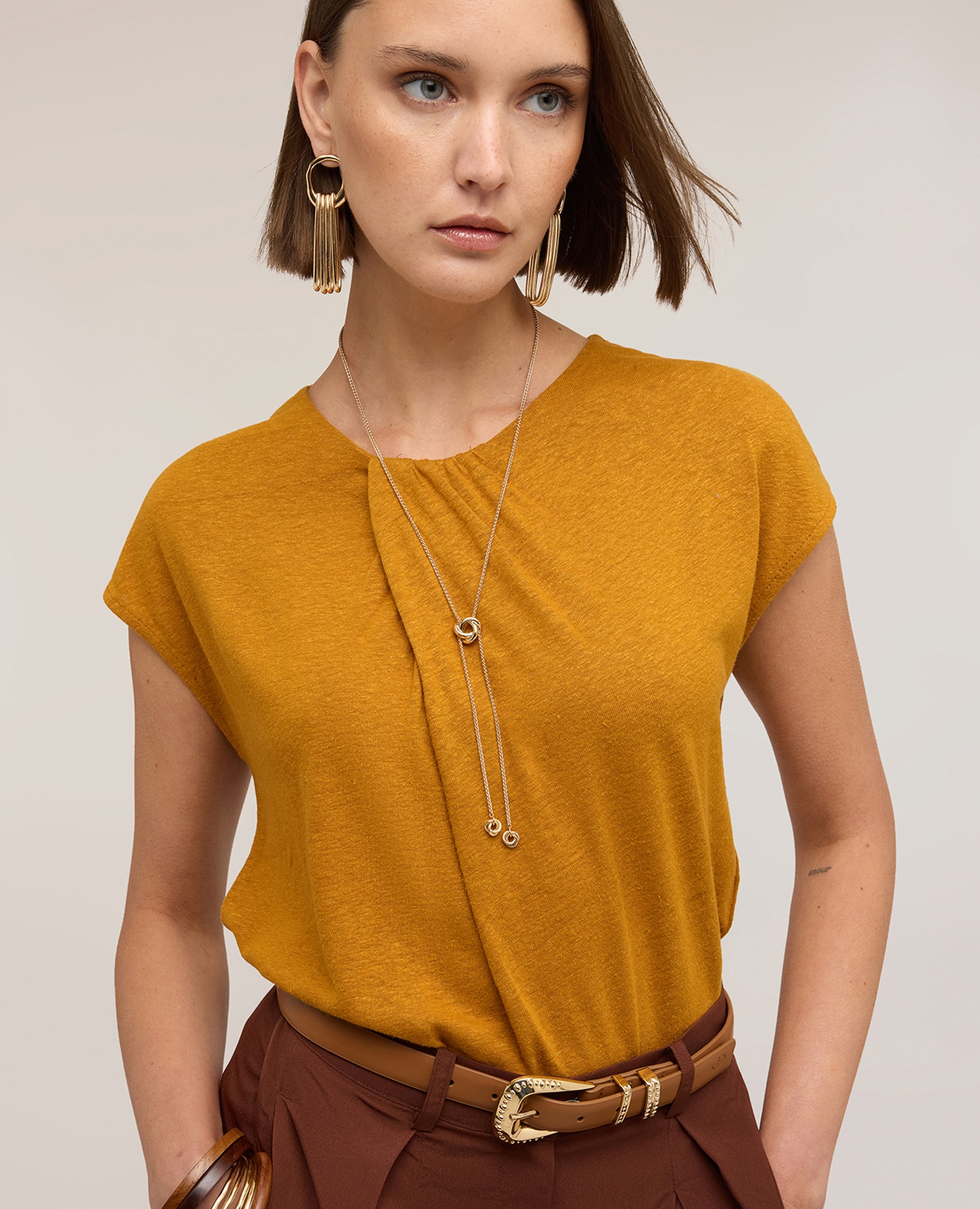 Camiseta de mujer de mezcla de lino con drapeado ajuste regular con drapeado frontal - Motivi - Amarillo Amarillo-4