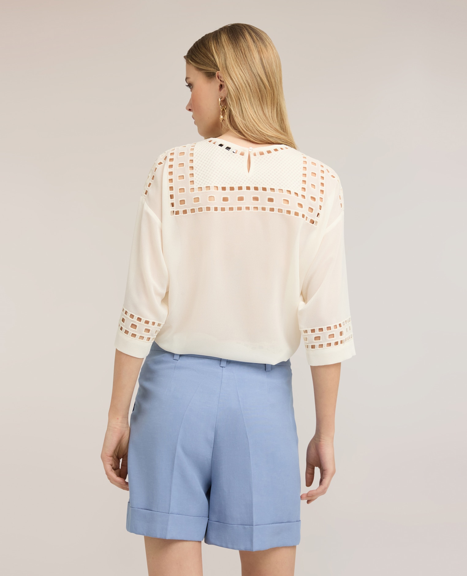 Blusa de mujer de georgette con bordados ajouré ajuste oversize con escote redondo y abertura de gota en la espalda - Motivi - Beige Beige-2