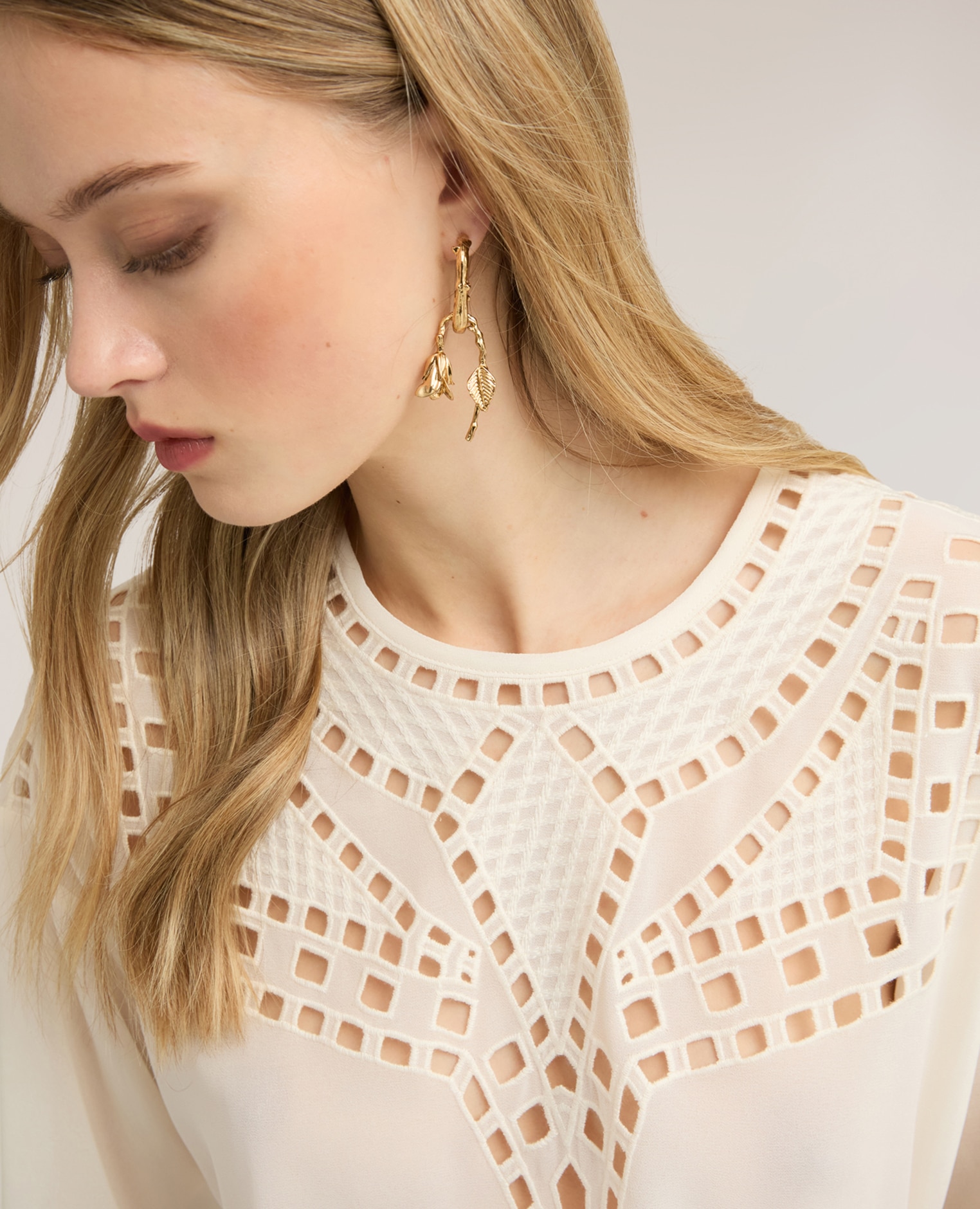 Blusa de mujer de georgette con bordados ajouré ajuste oversize con escote redondo y abertura de gota en la espalda - Motivi - Beige Beige-4