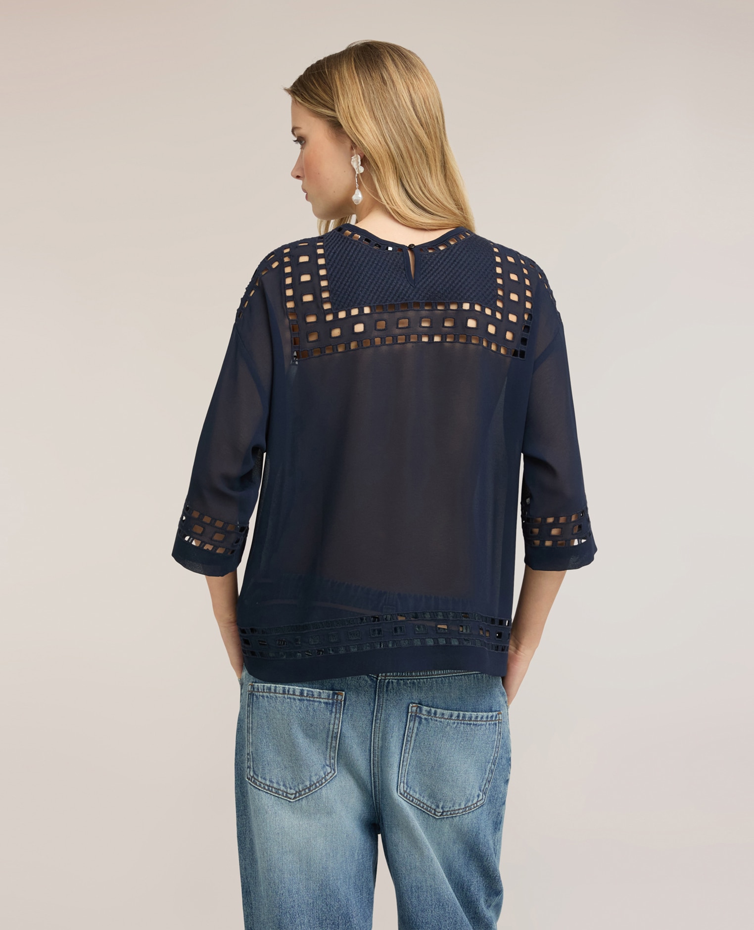 Blusa de mujer de georgette con bordados ajouré ajuste oversize con escote redondo y abertura de gota en la espalda - Motivi - Azul Azul-2