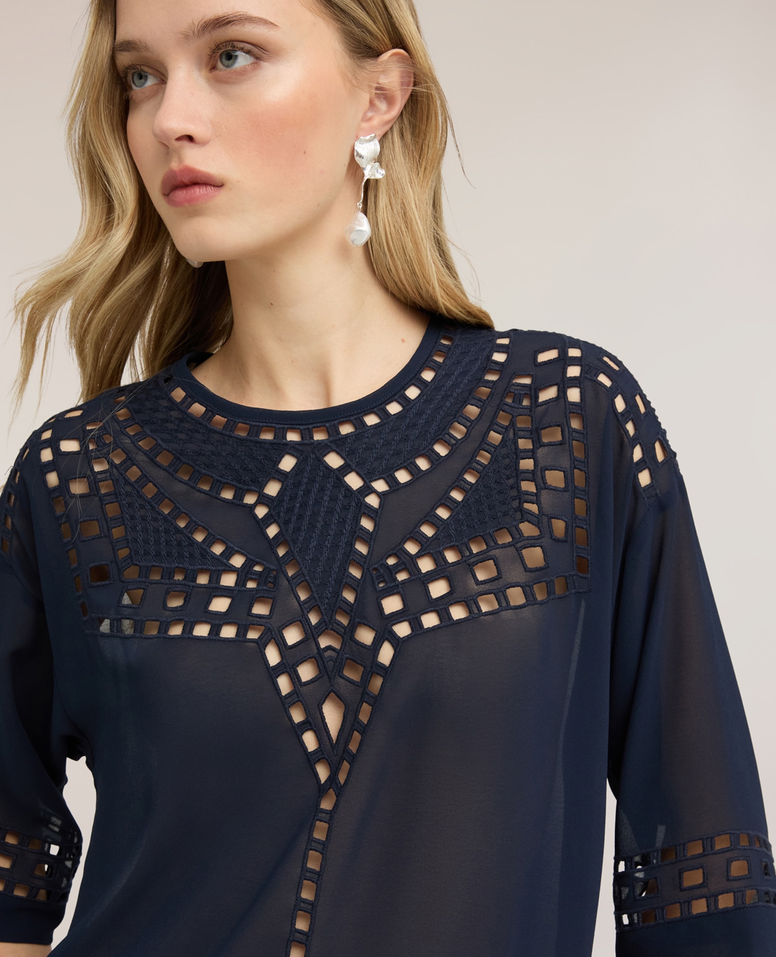 Blusa de mujer de georgette con bordados ajouré ajuste oversize con escote redondo y abertura de gota en la espalda - Motivi - Azul Azul-4
