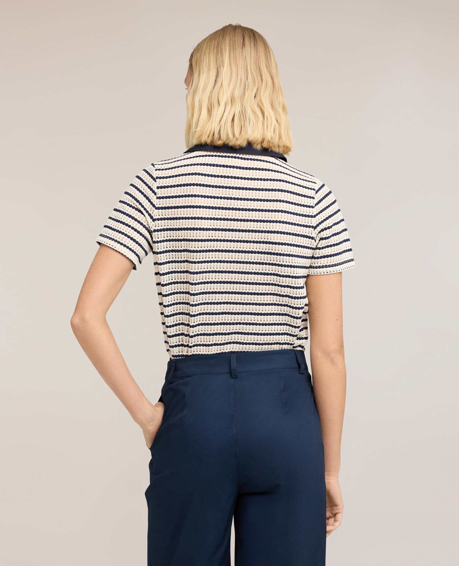 Camiseta de mujer de rayas con cuello en contraste ajuste regular con cuello de vela y cierre de botones - Motivi - Azul Azul-2