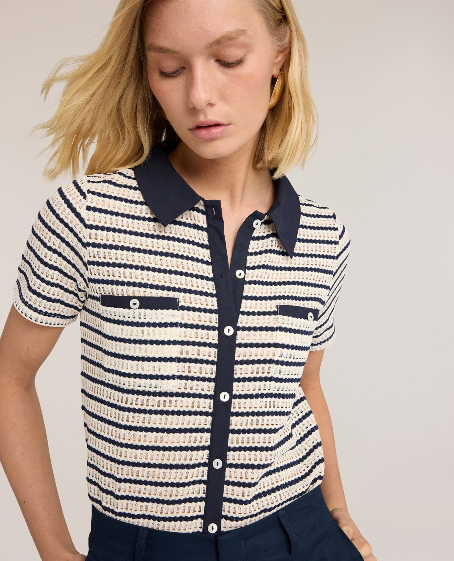 Camiseta de mujer de rayas con cuello en contraste ajuste regular con cuello de vela y cierre de botones - Motivi - Azul Azul-4