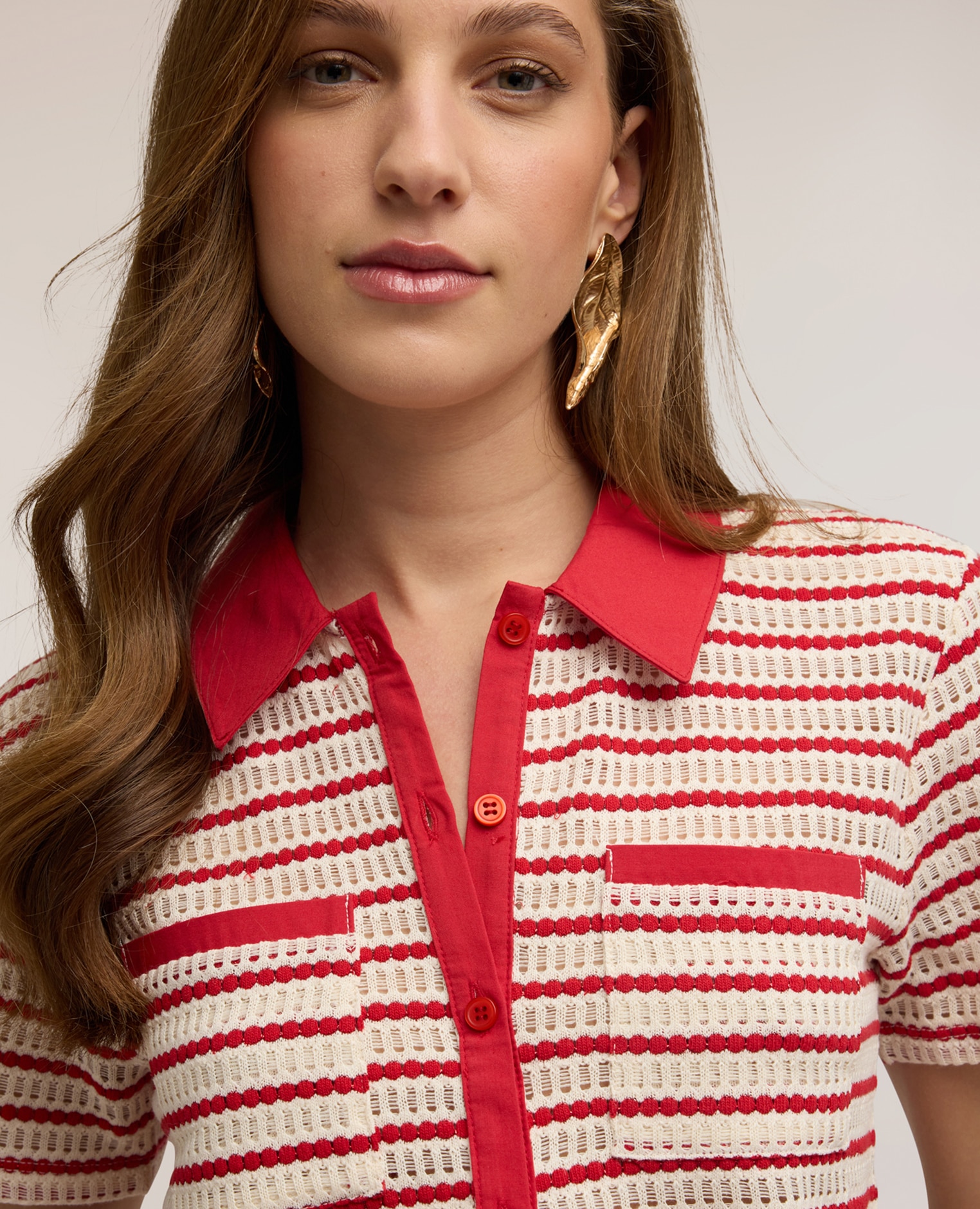 Camiseta de mujer de rayas con cuello en contraste ajuste regular con cuello de vela y cierre de botones - Motivi - Rojo Rojo-4