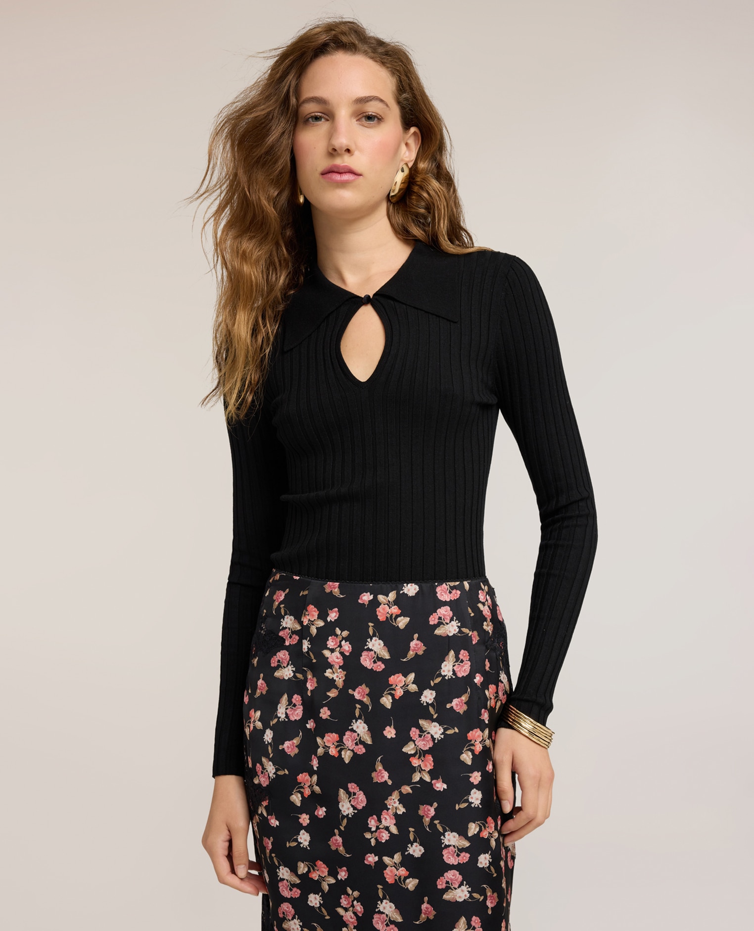 Jersey de mujer polo de canalé en viscosa con cut-out ajuste entallado cierre con botón a la vista en el frente - Motivi - Negro Negro-1