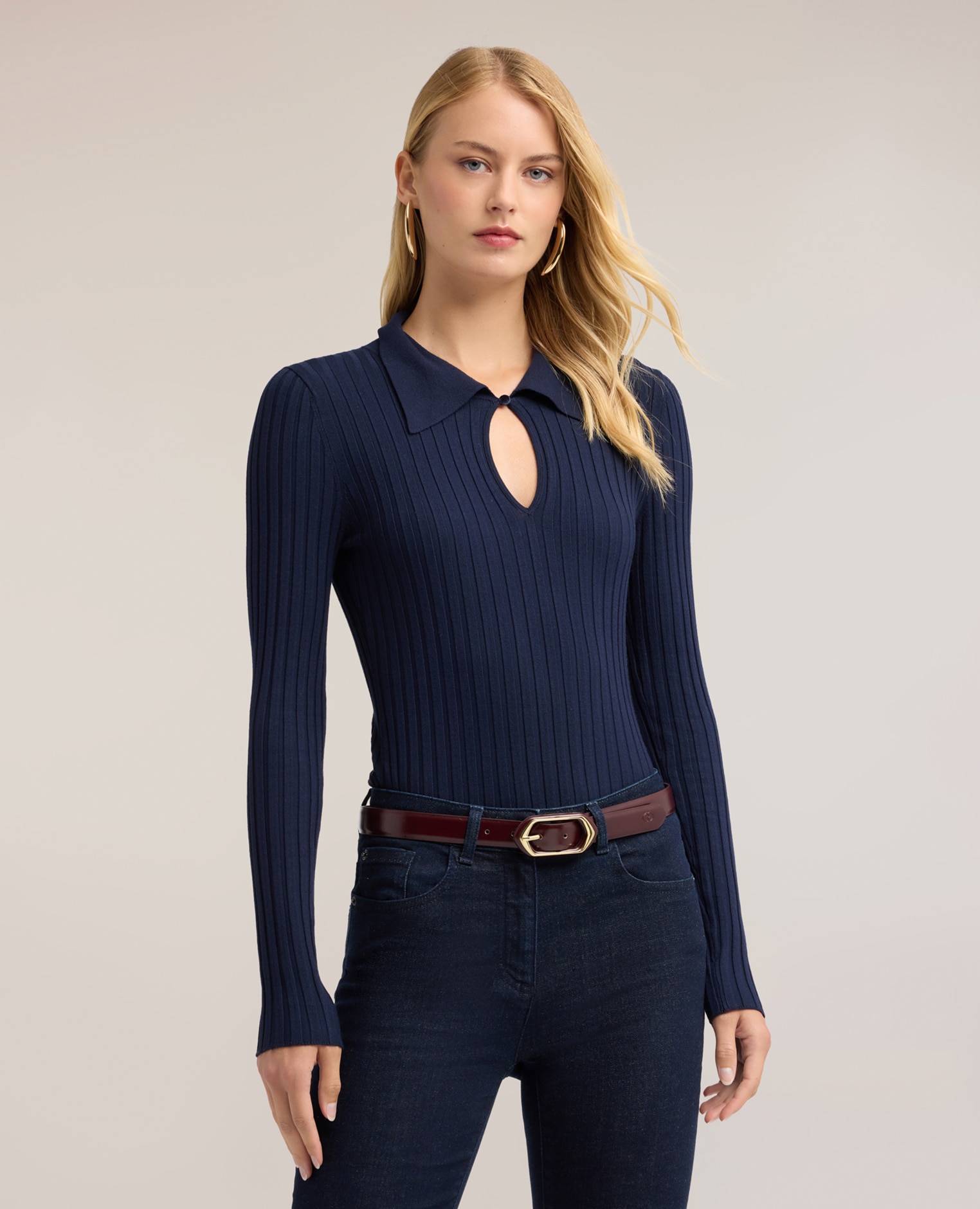 Jersey de mujer polo de canalé en viscosa con cut-out ajuste entallado cierre con botón a la vista en el frente - Motivi - Azul Azul-4