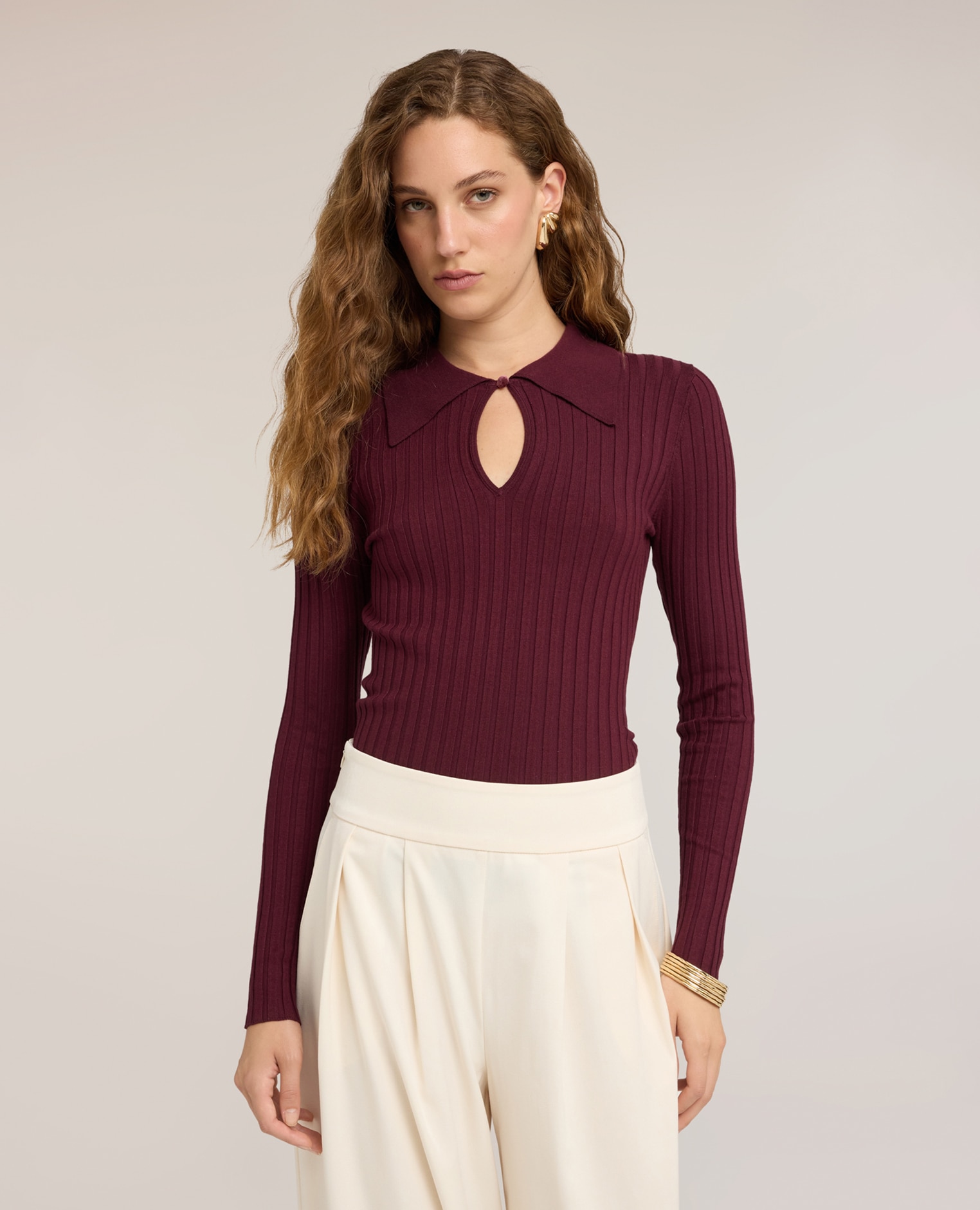 Jersey de mujer polo de canalé en viscosa con cut-out ajuste entallado cierre con botón a la vista en el frente - Motivi - Burdeos Burdeos-1