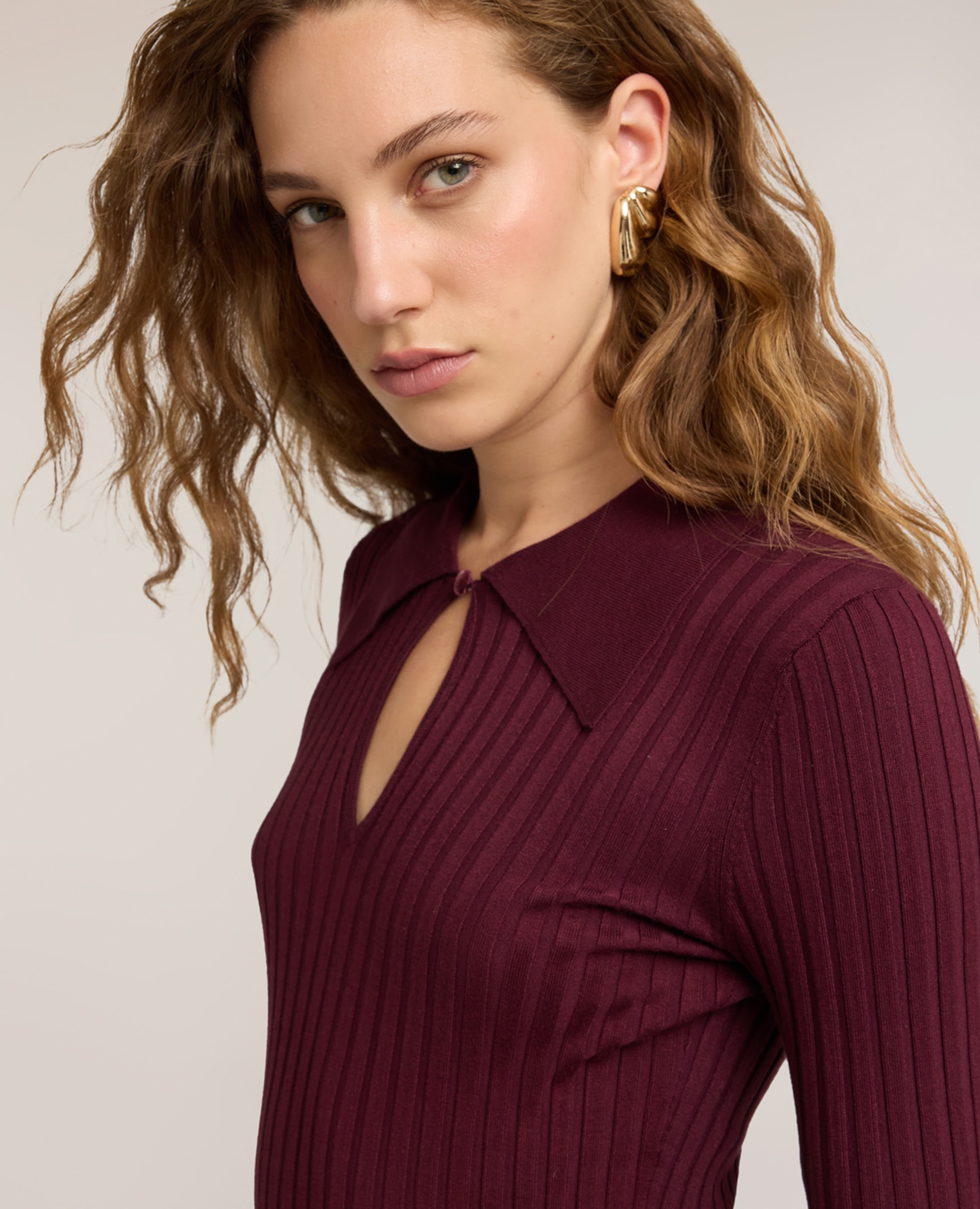 Jersey de mujer polo de canalé en viscosa con cut-out ajuste entallado cierre con botón a la vista en el frente - Motivi - Burdeos Burdeos-4