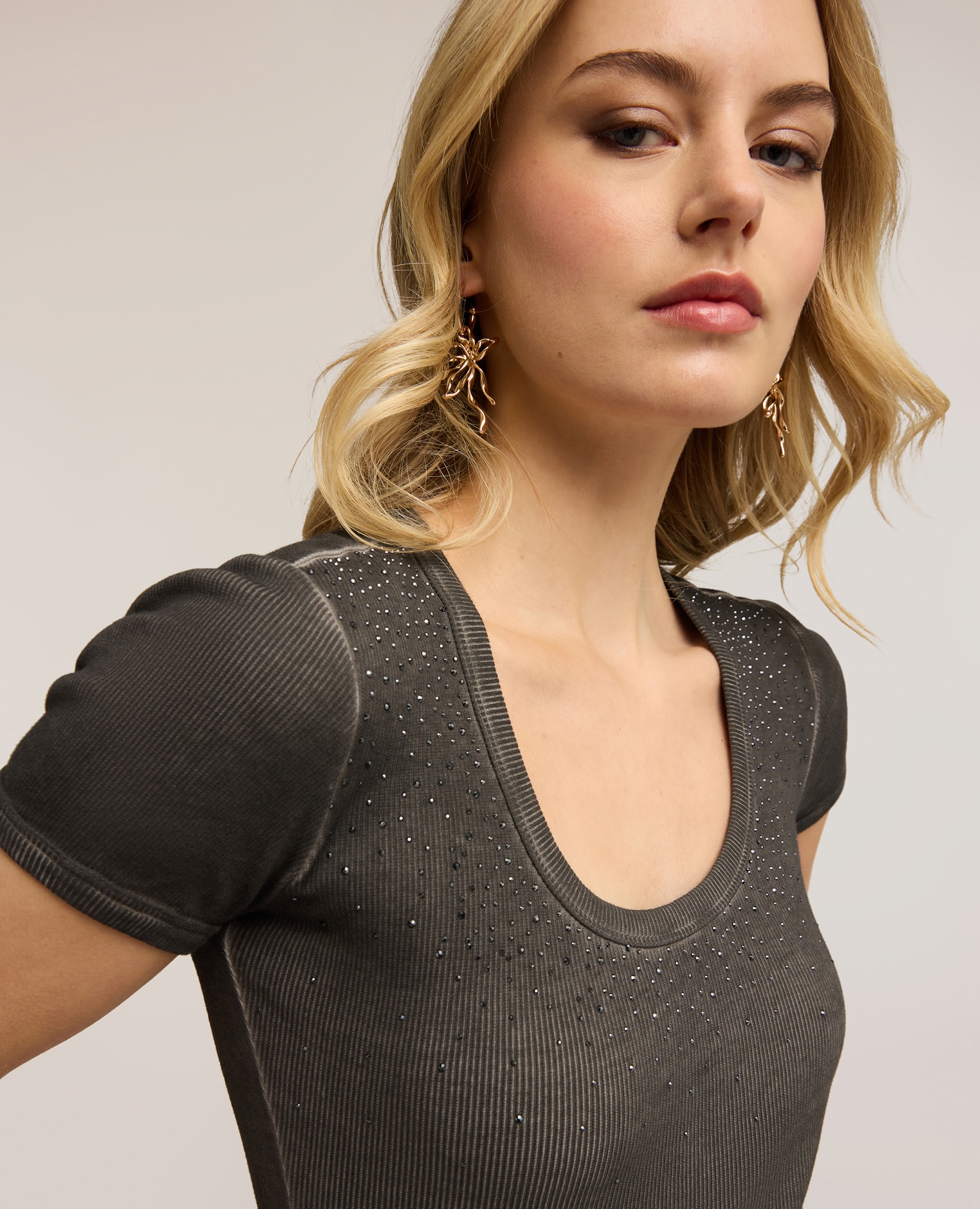Camiseta de mujer con aplicaciones de estrás ajuste entallado con escote redondo - Motivi - Gris Gris-4