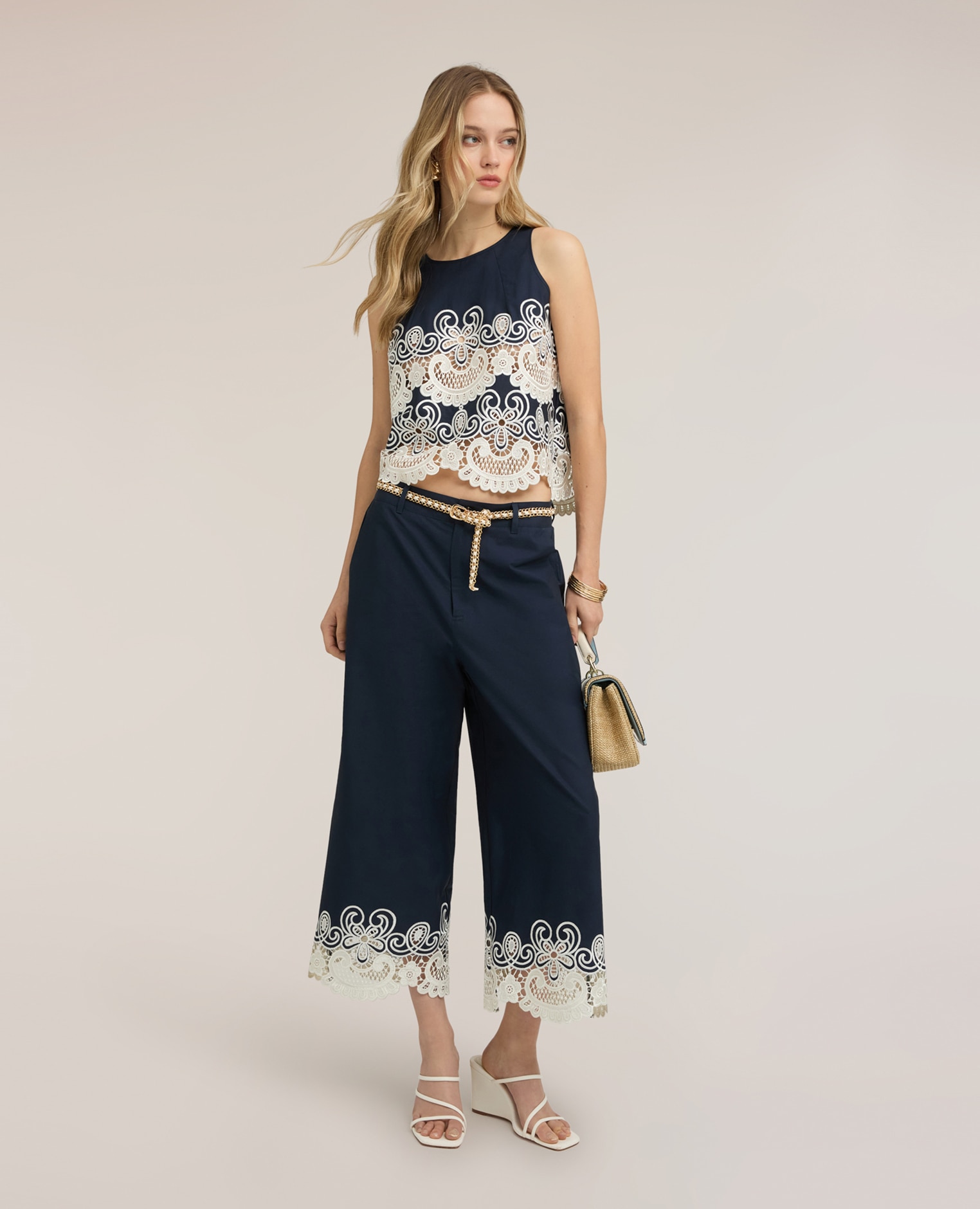 Motivi - Pantalones de mujer cropped de popelín con encaje abertura frontal con botón y cremallera.