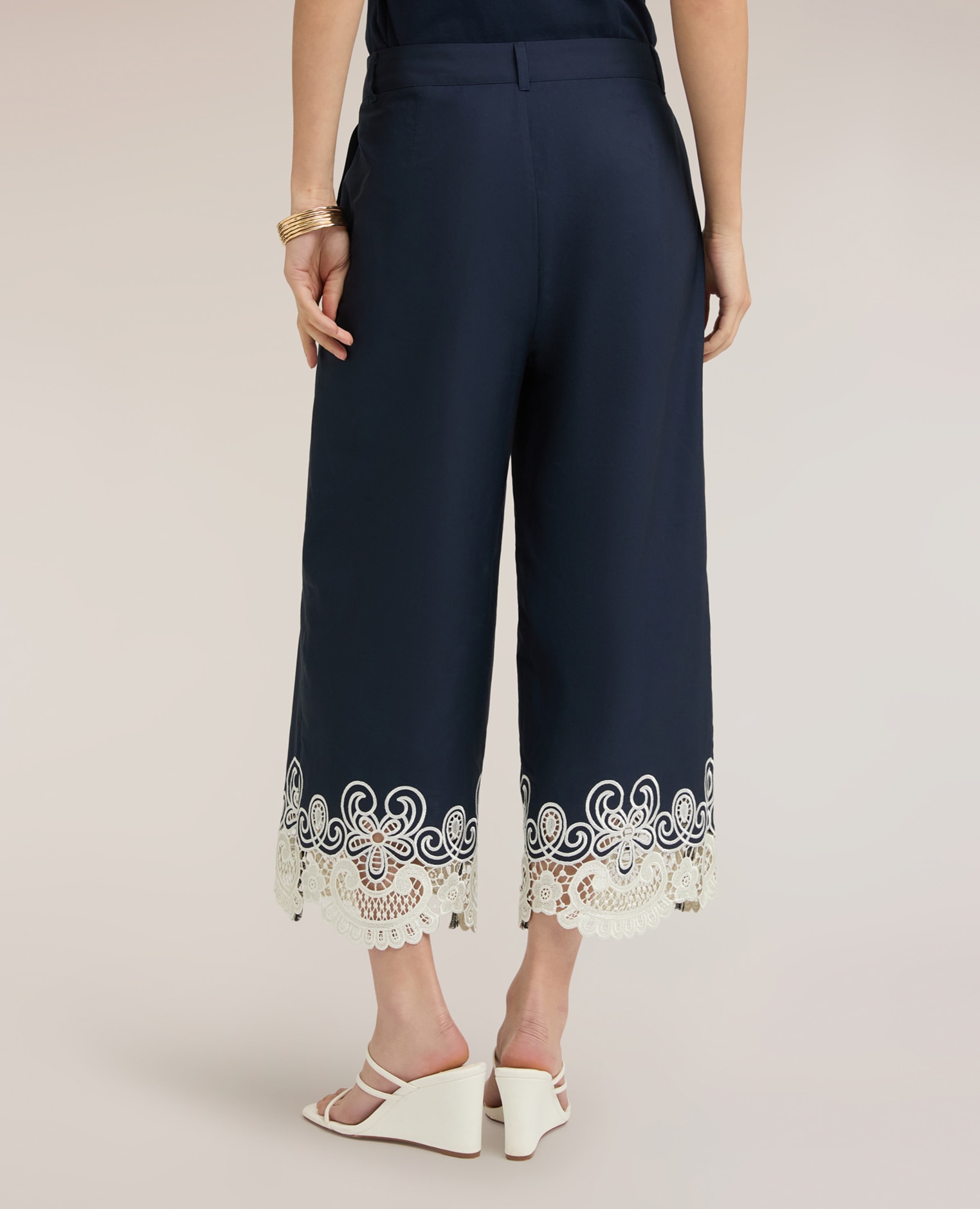 Pantalones de mujer cropped de popelín con encaje abertura frontal con botón y cremallera - Motivi - Azul Azul-2