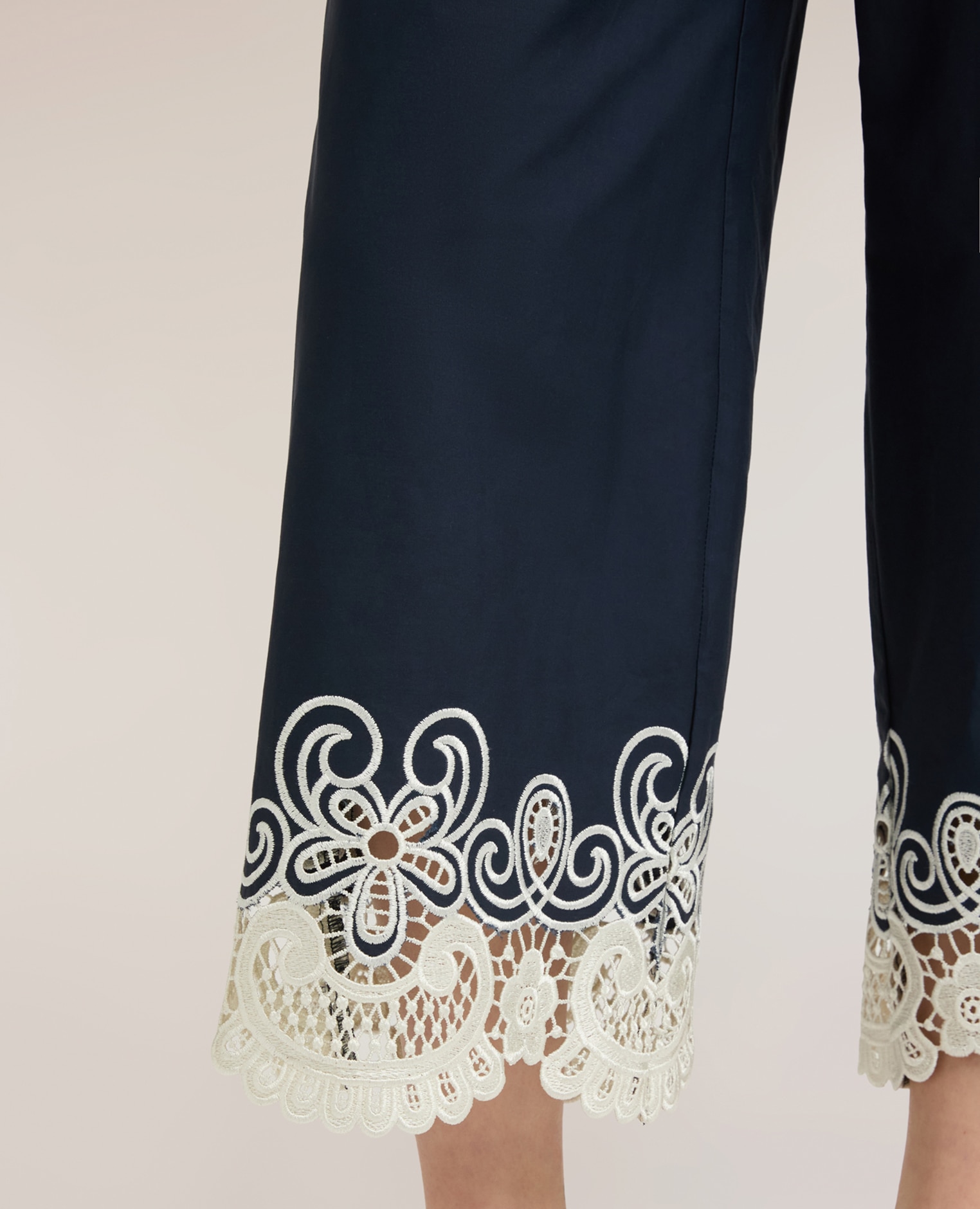 Pantalones de mujer cropped de popelín con encaje abertura frontal con botón y cremallera - Motivi - Azul Azul-4