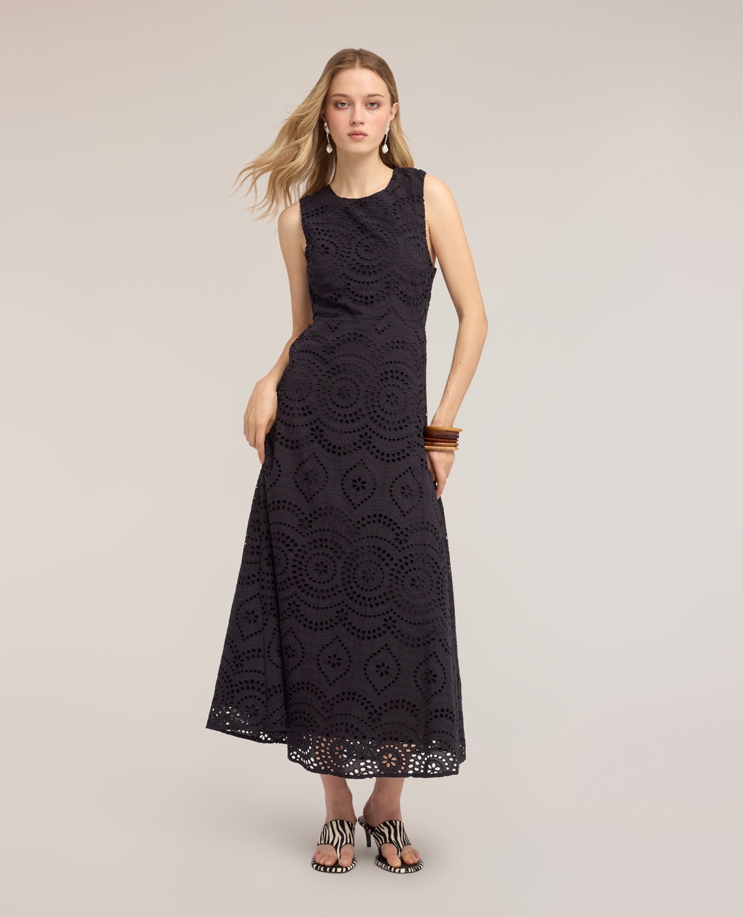 Vestido largo en sangallo con escote en la espalda cierre con cremallera en el centro de la espalda - Motivi - Negro Negro-1