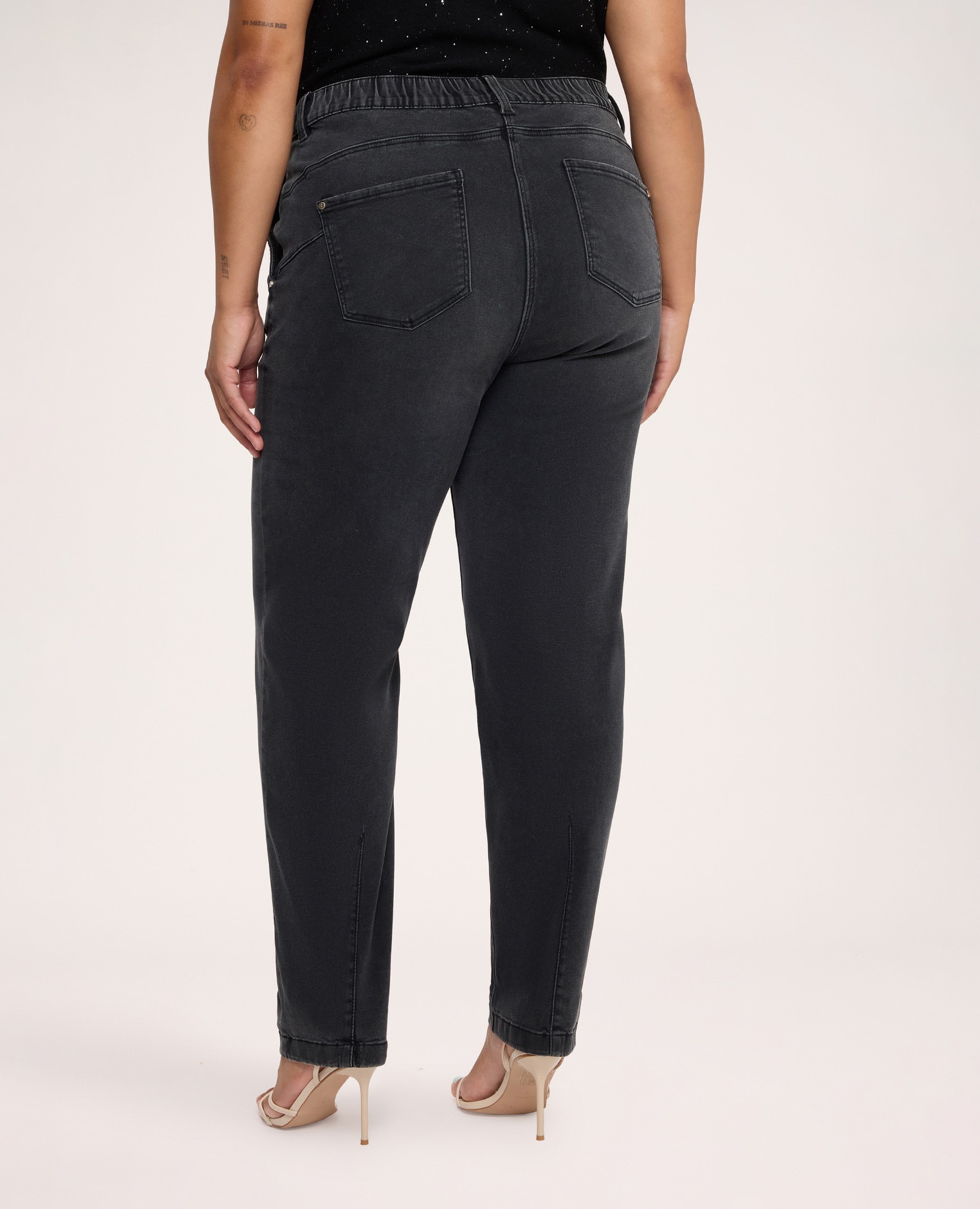 Jeans de mujer balloon lavado black cintura con elástico en la parte trasera cierre con botones y cremallera delante - Fiorella Rubino - Negro Negro-2