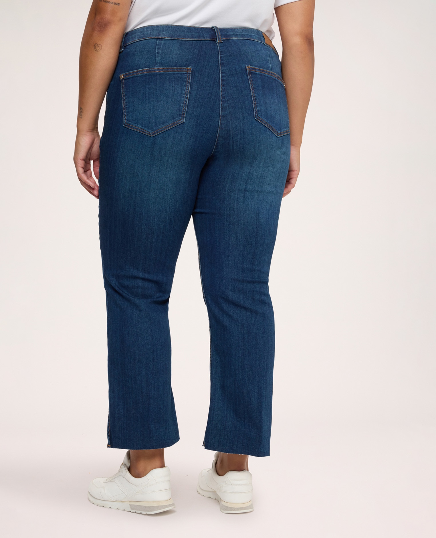 Jeans de mujer kick flare con abertura abertura en el bajo de la pierna y efecto lavado - Fiorella Rubino - Azul Azul-2
