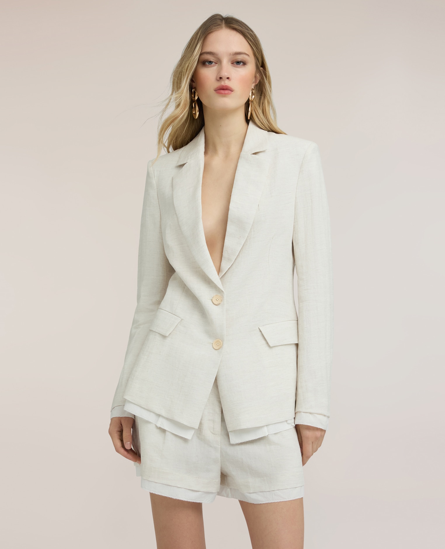 Imagen 0 de Blazer de mujer estructurado en mezcla de lino ajuste entallado largo medio Beige