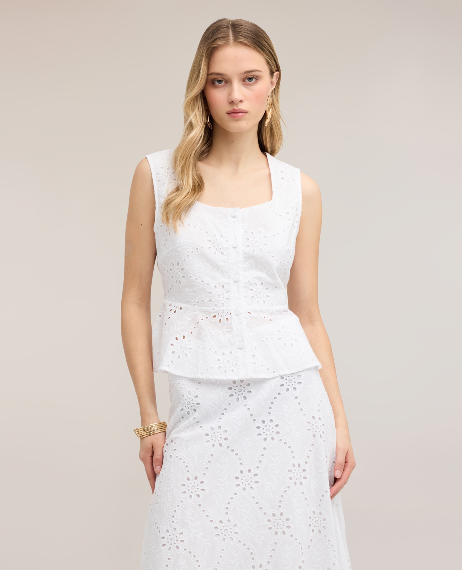 Top de mujer de bordado inglés con peplum ajuste regular con peplum en el bajo cierre frontal con botones - Motivi - Blanco Blanco-1