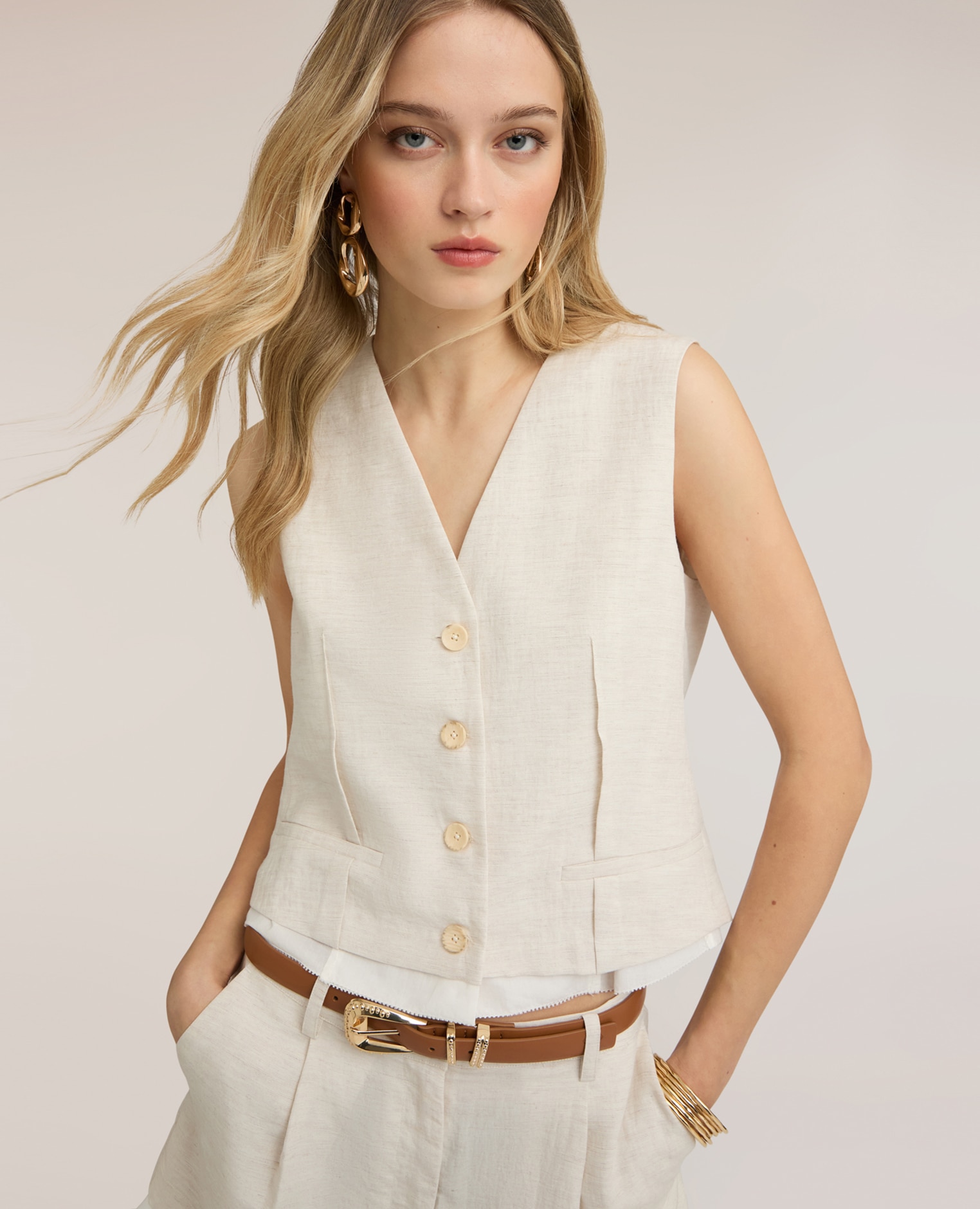 Chaleco de mujer de mezcla de lino con escote en v ajuste entallado con cierre frontal de botones y bajo con corte vivo - Motivi - Beige Beige-4