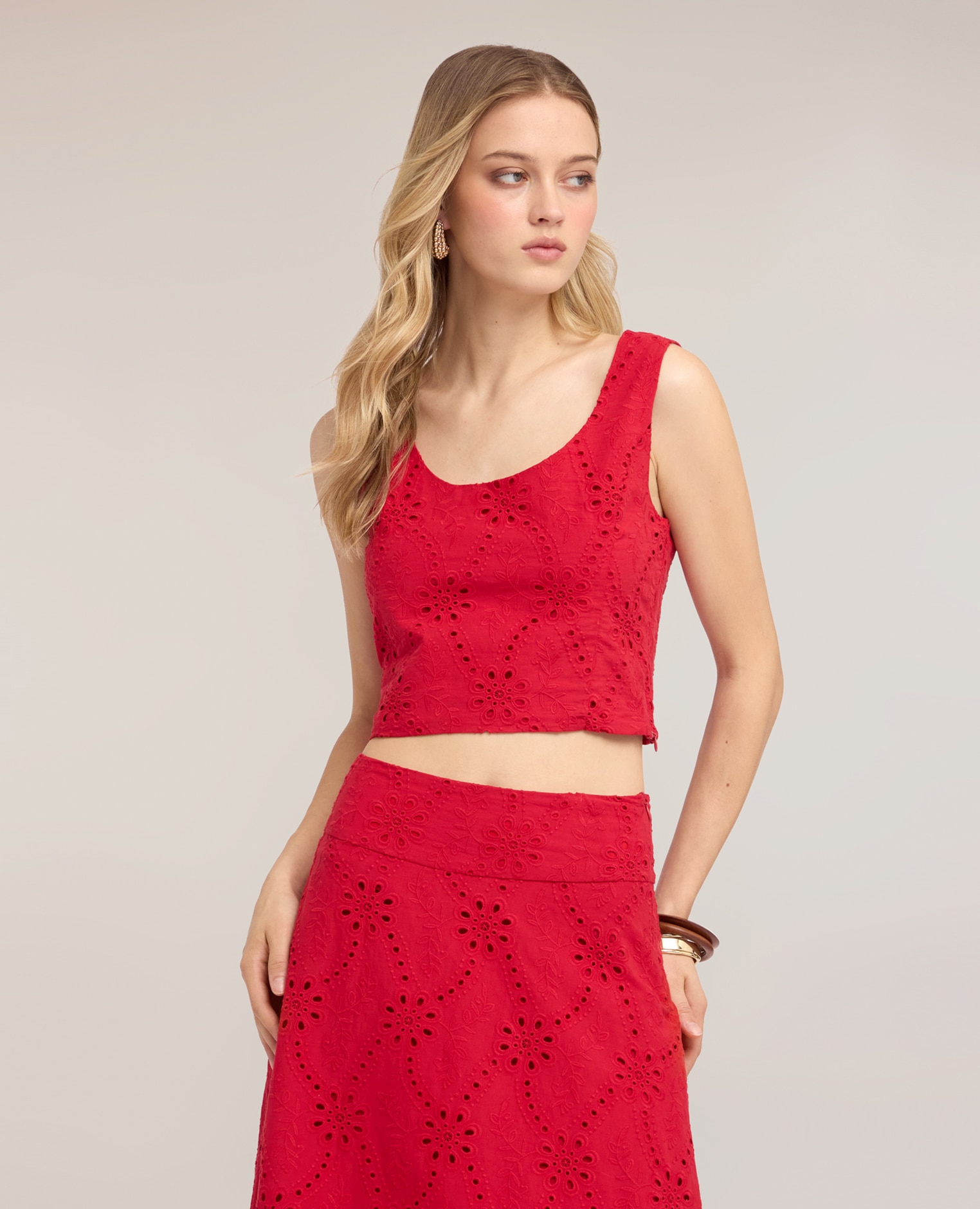 Top de mujer crop de bordado inglés ajuste entallado cierre con cremallera - Motivi - Rojo Rojo-1