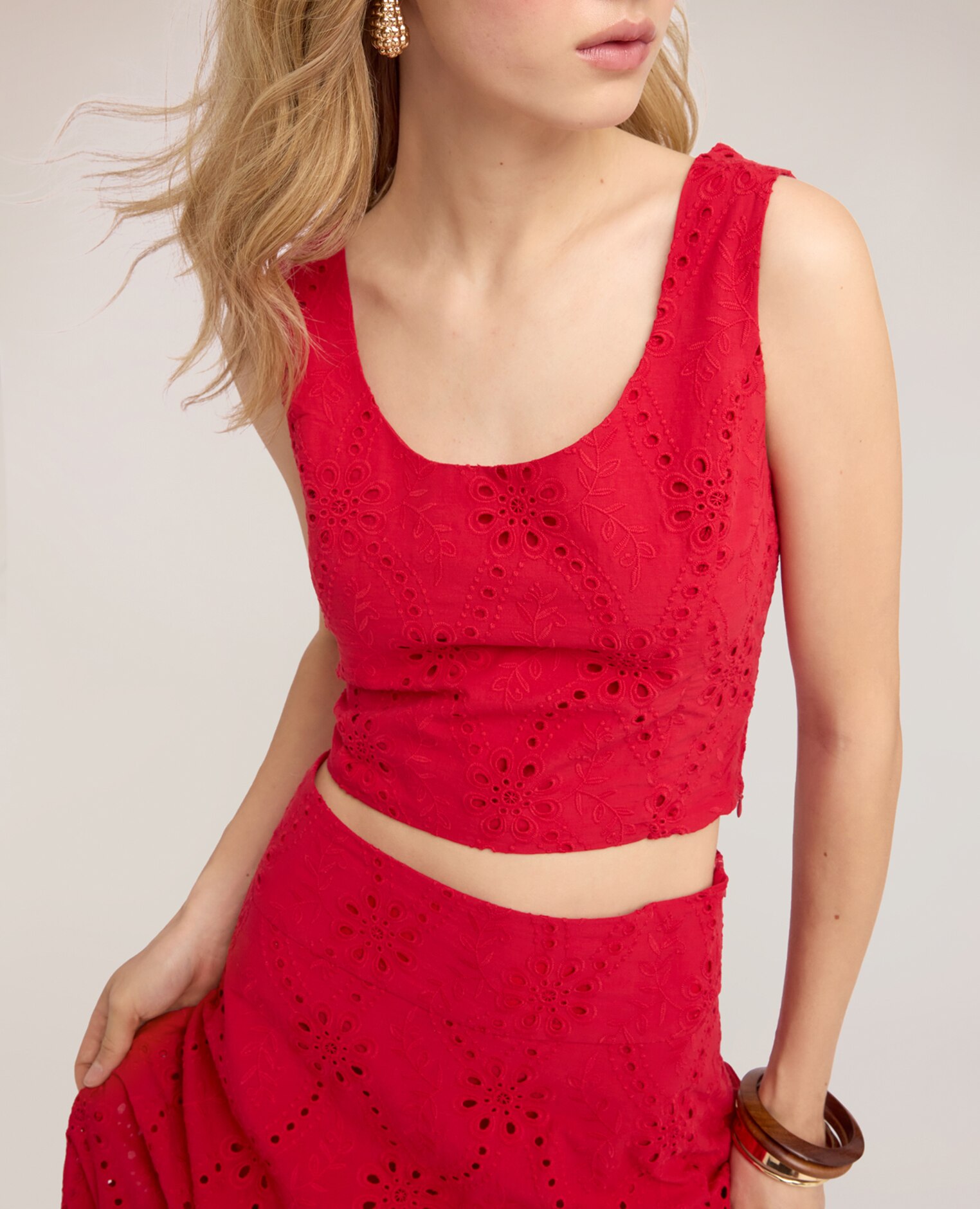 Top de mujer crop de bordado inglés ajuste entallado cierre con cremallera - Motivi - Rojo Rojo-4