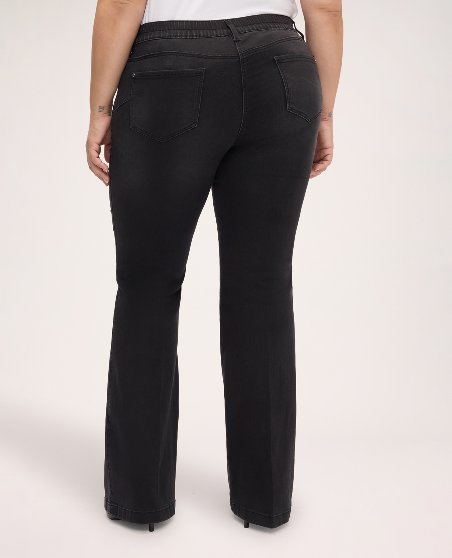 Jeans de mujer flare lavado oscuro cierre con botón y cremallera delante y elástico detrás ajuste y diseño para el máximo confort - Fiorella Rubino - Negro Negro-2