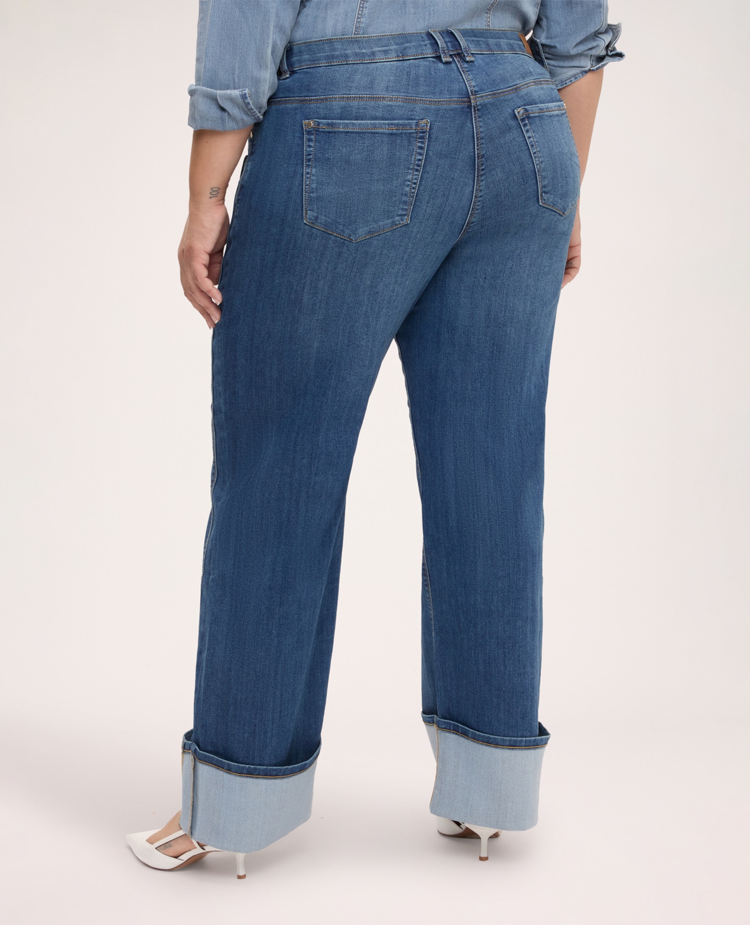 Jeans de mujer rectos con maxi dobladillo y doble bolsillo cierre con botón y cremallera delante elástico en cintura detrás - Fiorella Rubino - Azul Azul-2