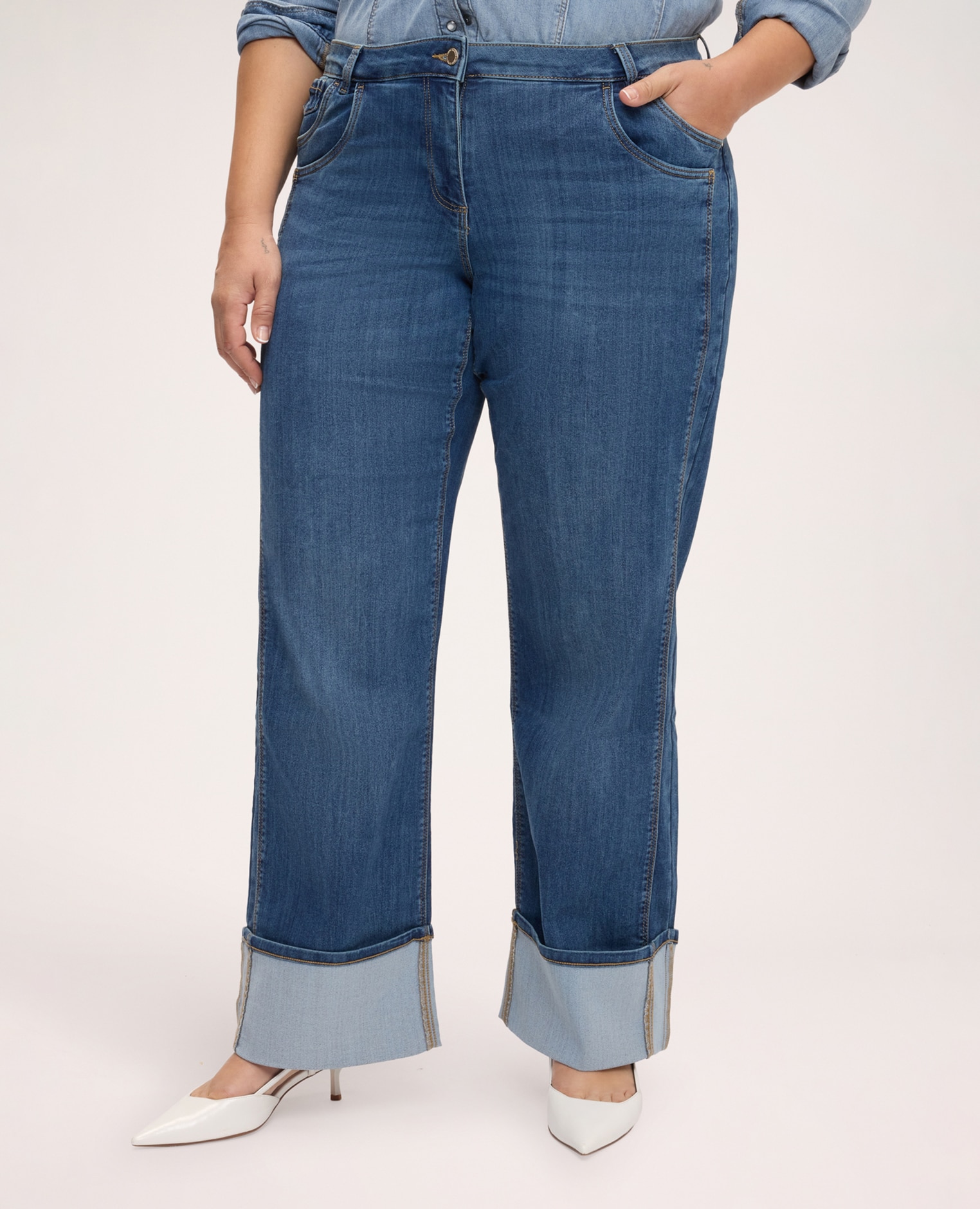 Jeans de mujer rectos con maxi dobladillo y doble bolsillo cierre con botón y cremallera delante elástico en cintura detrás - Fiorella Rubino - Azul Azul-3