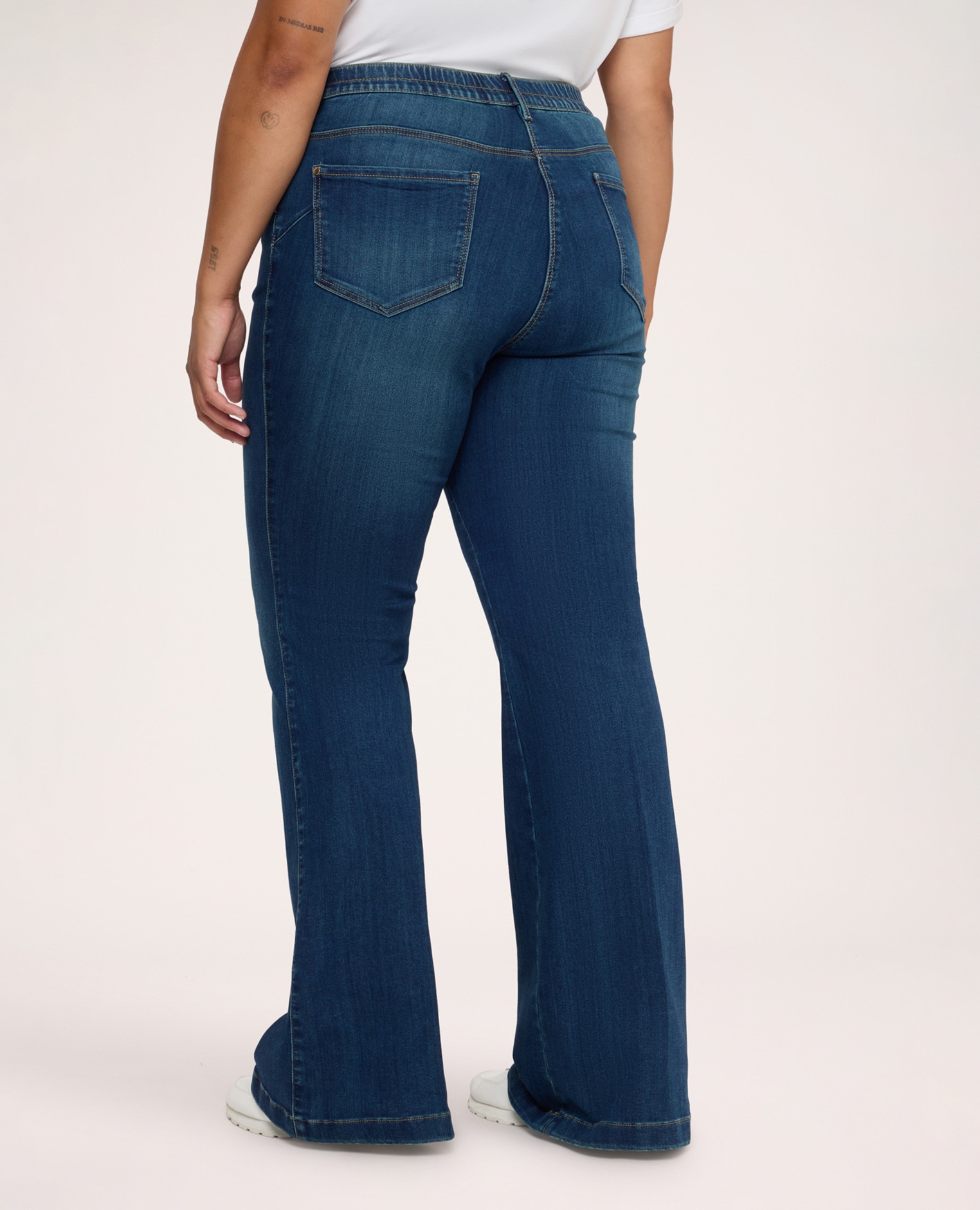 Jeans de mujer flare lavado azul botón joya y cremallera delante y elástico en la cintura detrás - Fiorella Rubino - Azul Azul-2
