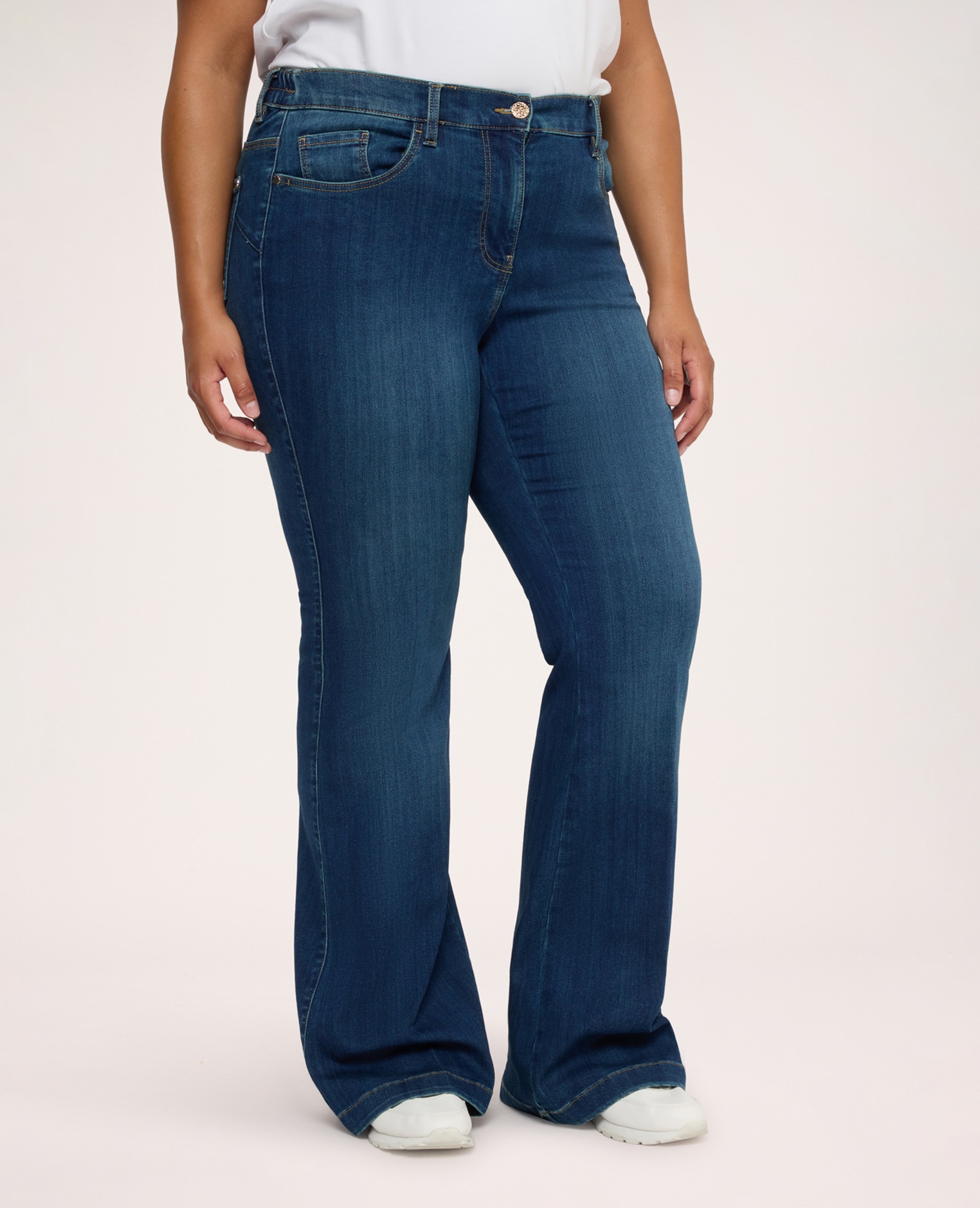 Jeans de mujer flare lavado azul botón joya y cremallera delante y elástico en la cintura detrás - Fiorella Rubino - Azul Azul-3