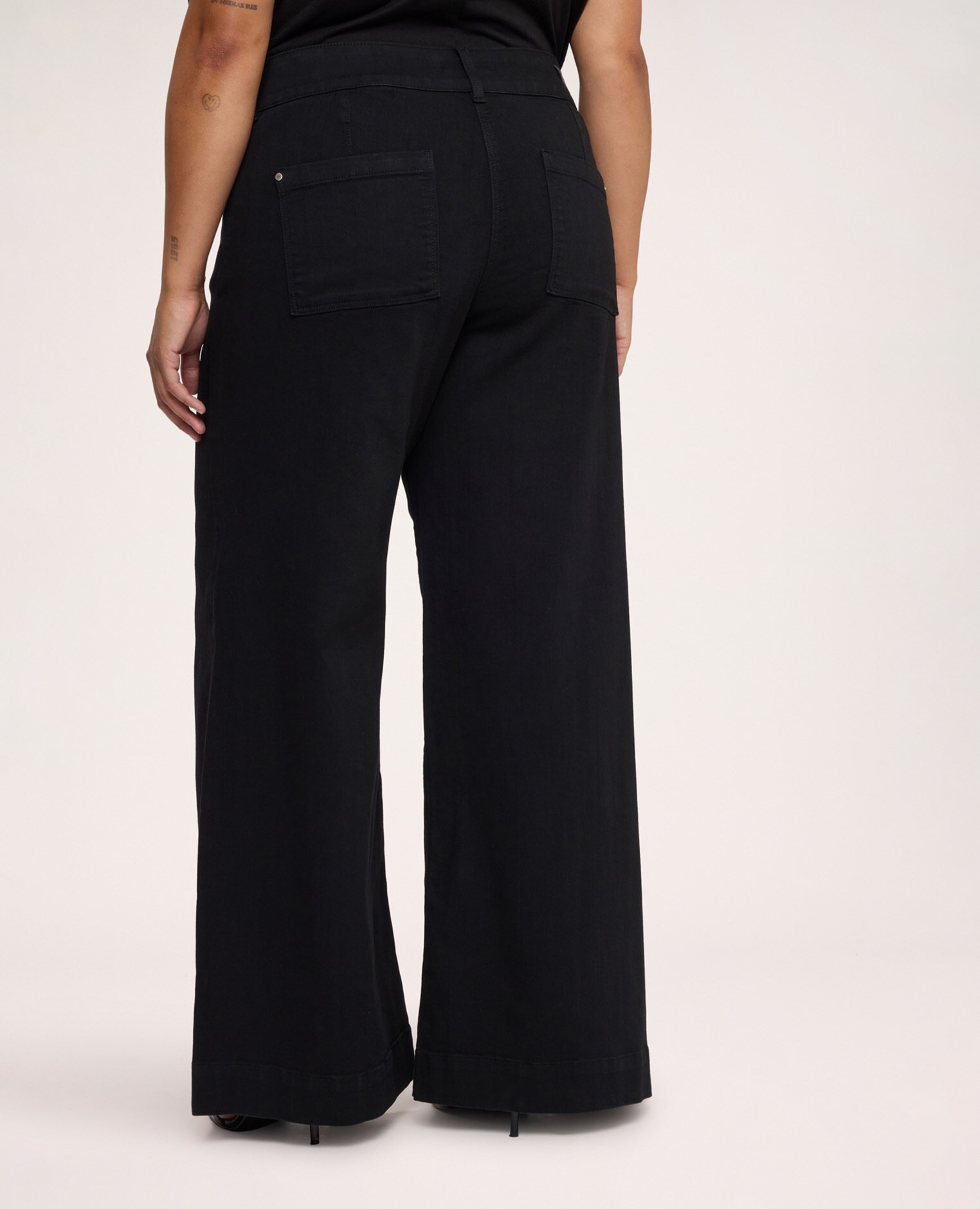 Jeans de mujer wide leg lavado negro bolsillos delanteros y cierre con doble botón y cremallera - Fiorella Rubino - Negro Negro-2