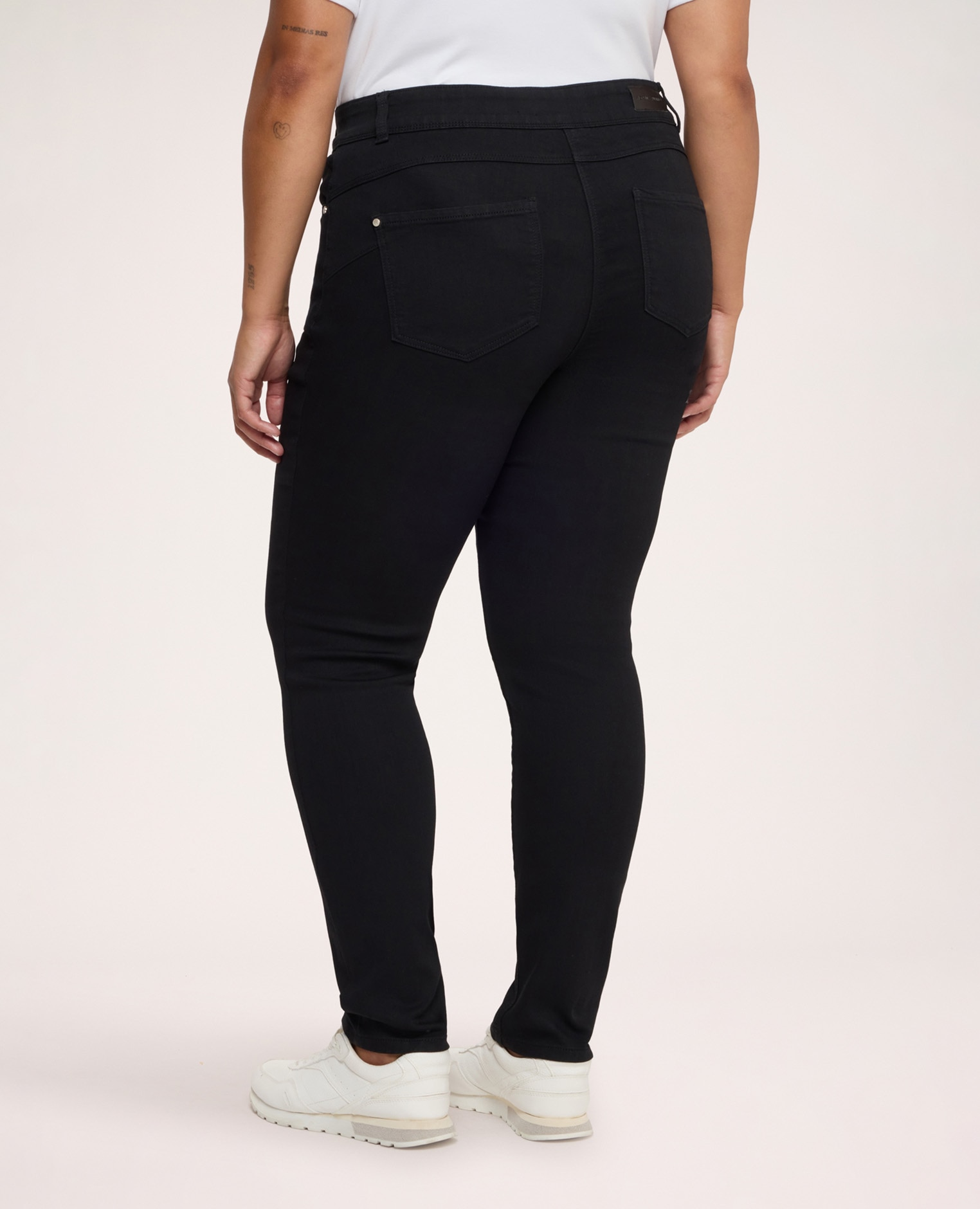 Jeans de mujer skinny con doble botón ajuste y diseño para el máximo confort - Fiorella Rubino - Negro Negro-2